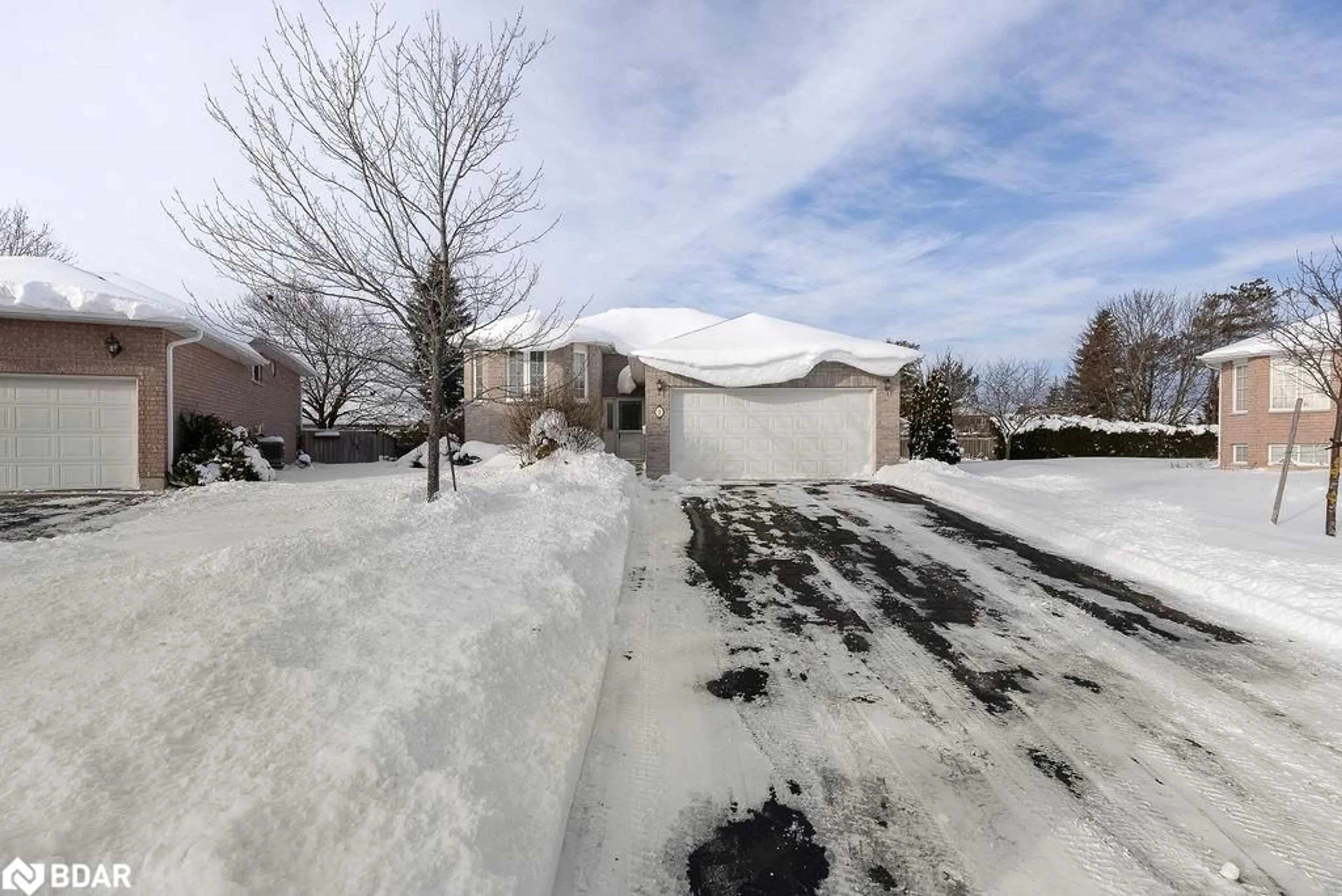 A pic from outside/outdoor area/front of a property/back of a property/a pic from drone, street for 7 Samuel Pl, Lindsay Ontario K9V 6B9