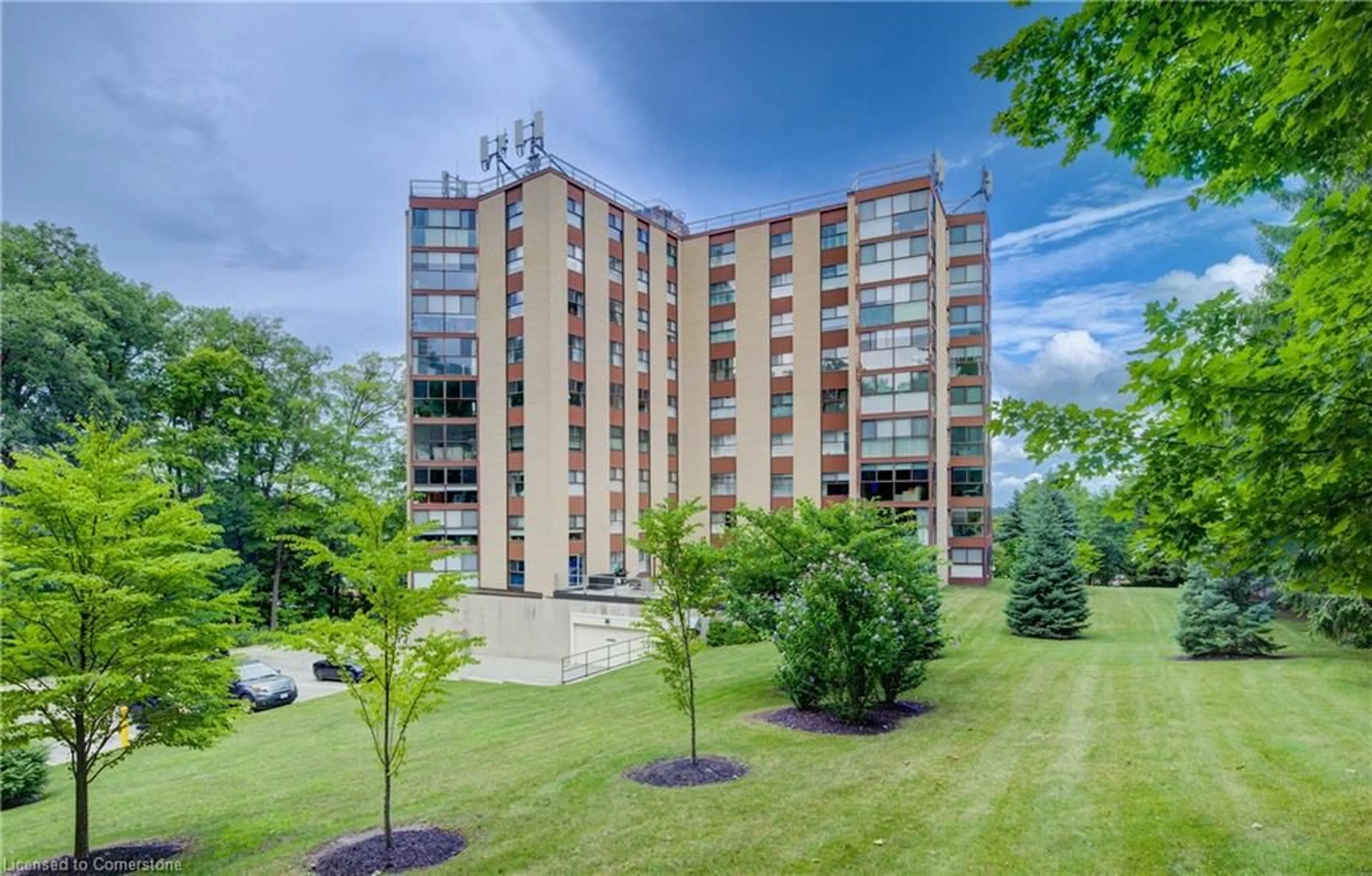 A pic from outside/outdoor area/front of a property/back of a property/a pic from drone, building for 20 Berkley Rd #204, Cambridge Ontario N1S 4S8