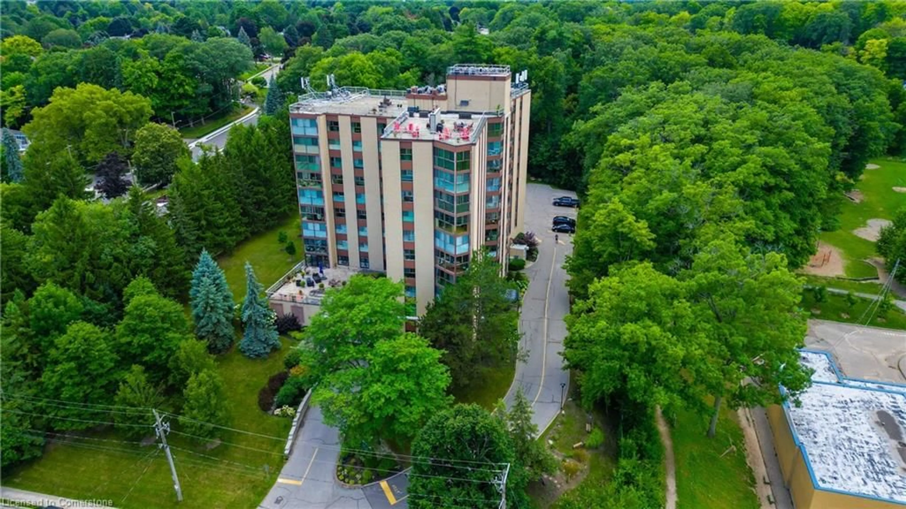 A pic from outside/outdoor area/front of a property/back of a property/a pic from drone, building for 20 Berkley Rd #204, Cambridge Ontario N1S 4S8