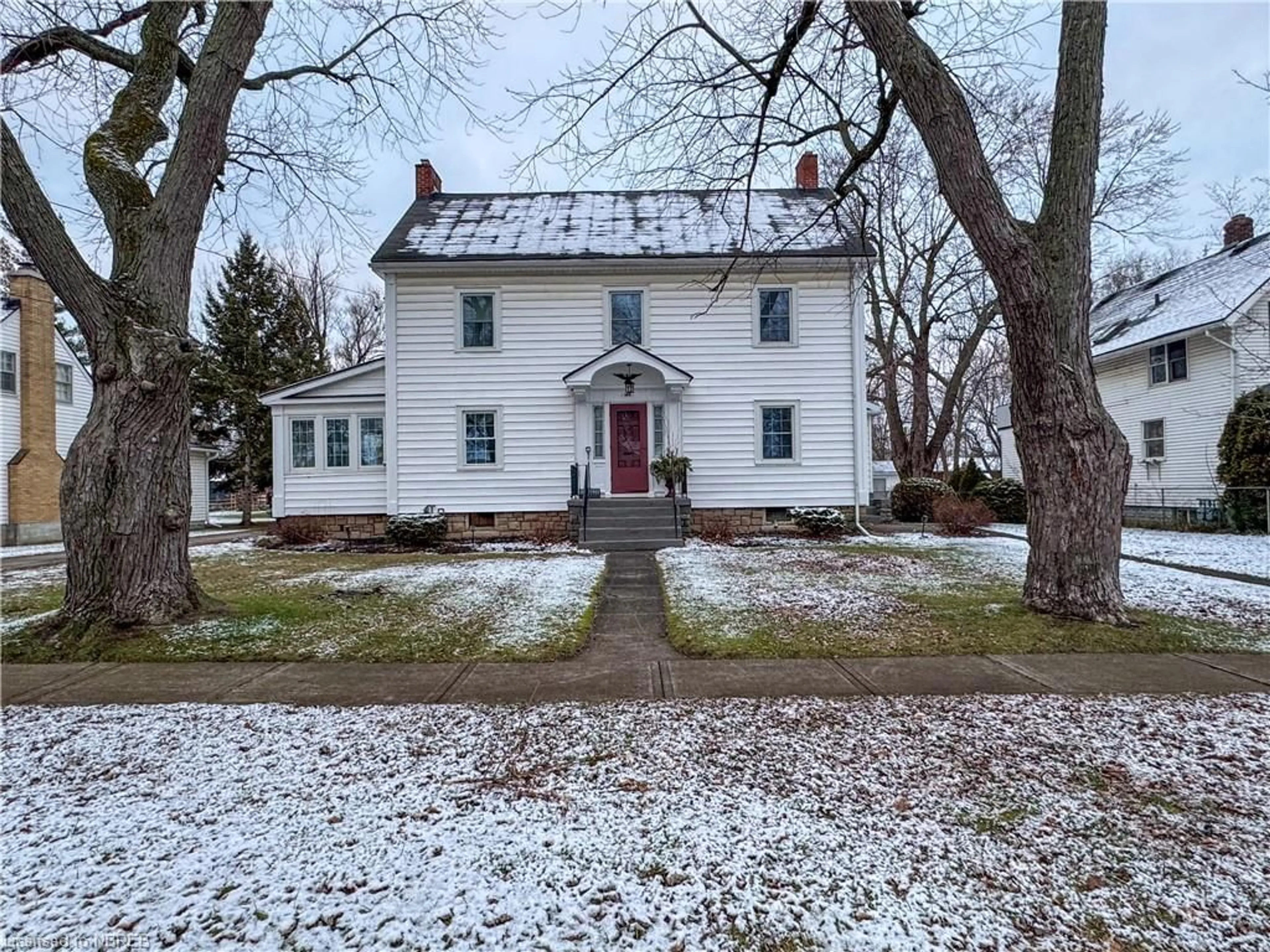 A pic from outside/outdoor area/front of a property/back of a property/a pic from drone, street for 166 North St, Fort Erie Ontario L2A 3R7