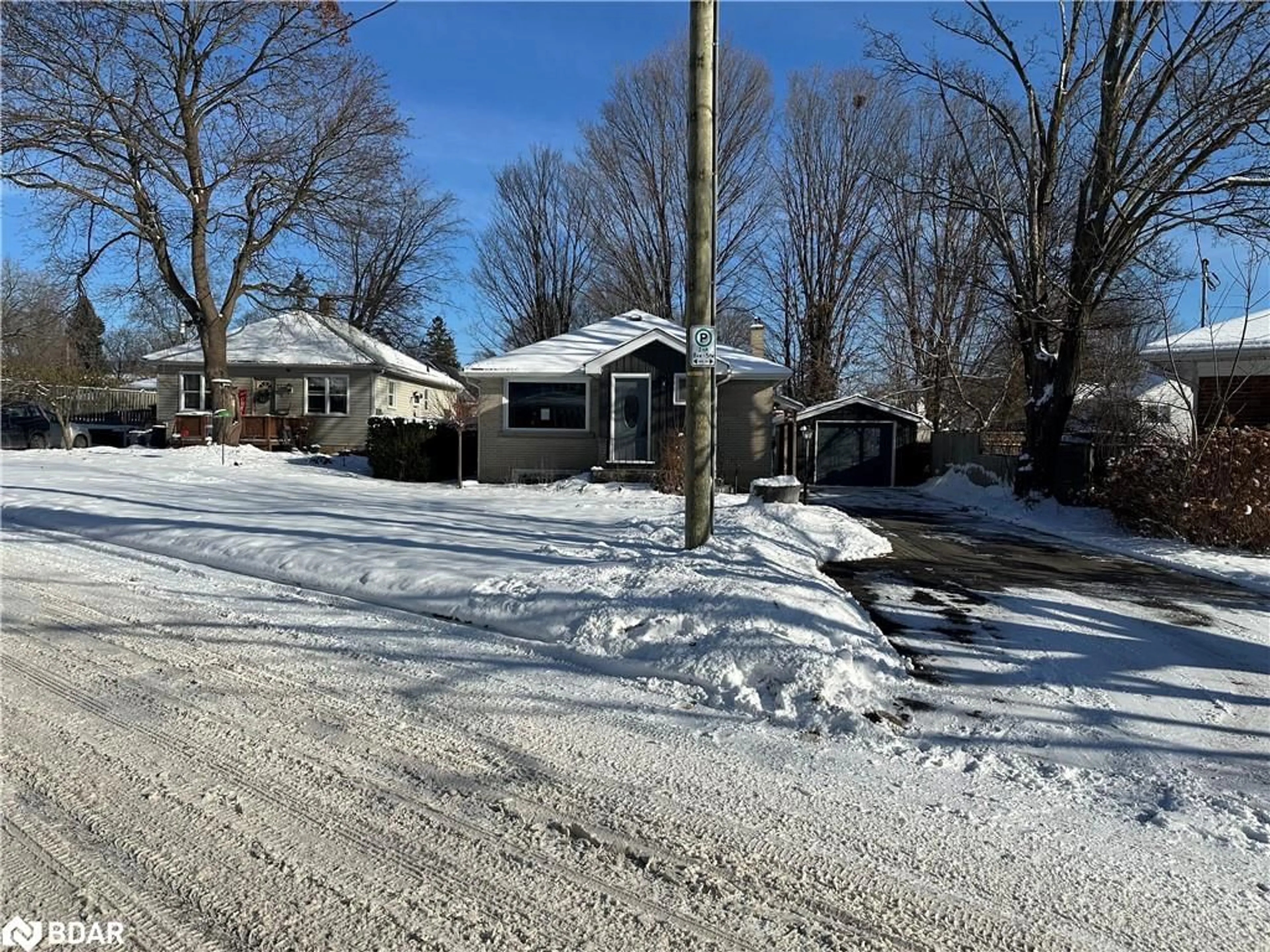 A pic from outside/outdoor area/front of a property/back of a property/a pic from drone, street for 115 Duckworth St, Barrie Ontario L4M 3V9