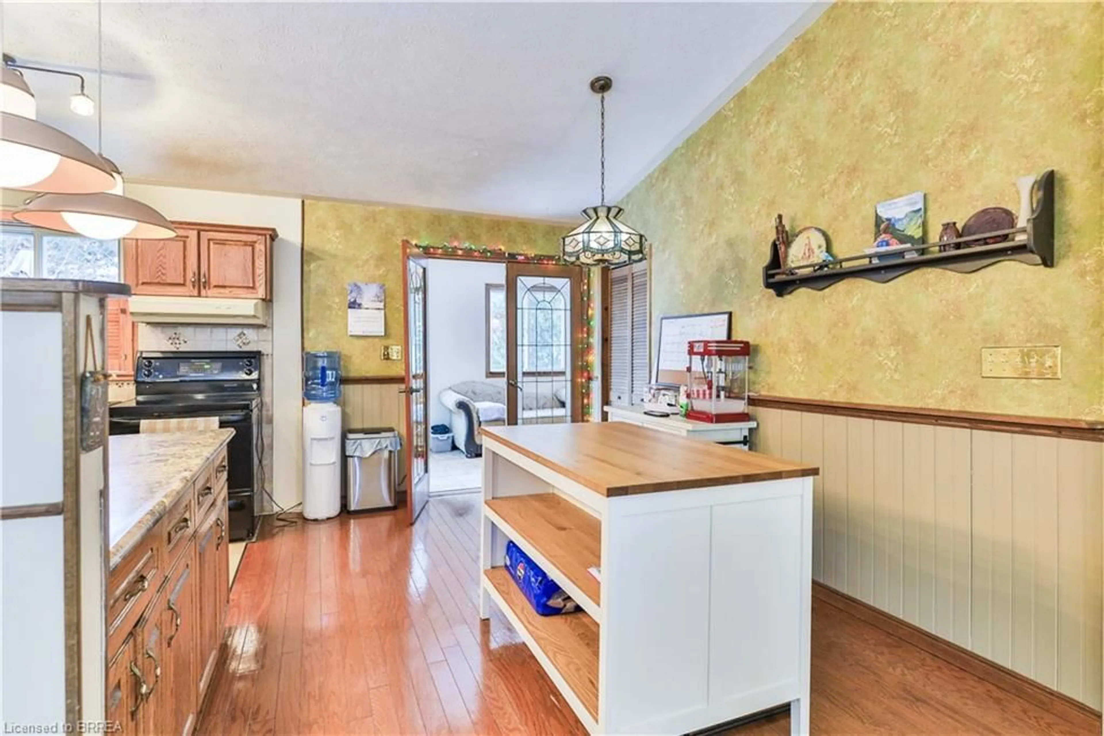 Open concept kitchen, unknown for 128 Aspen St, Paris Ontario N3L 4A7