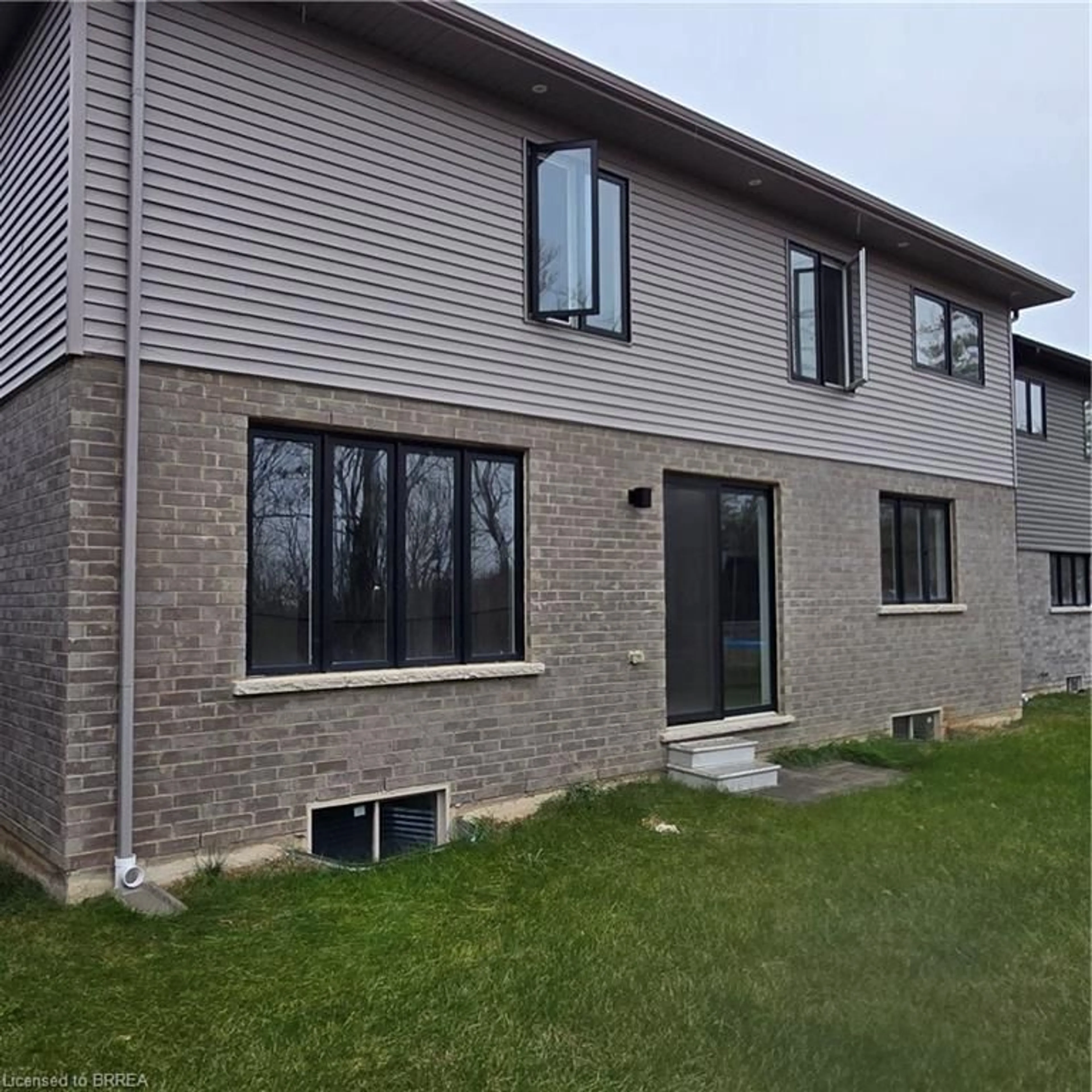 Home with brick exterior material, building for 133 Court Dr, Paris Ontario N3L 4G7