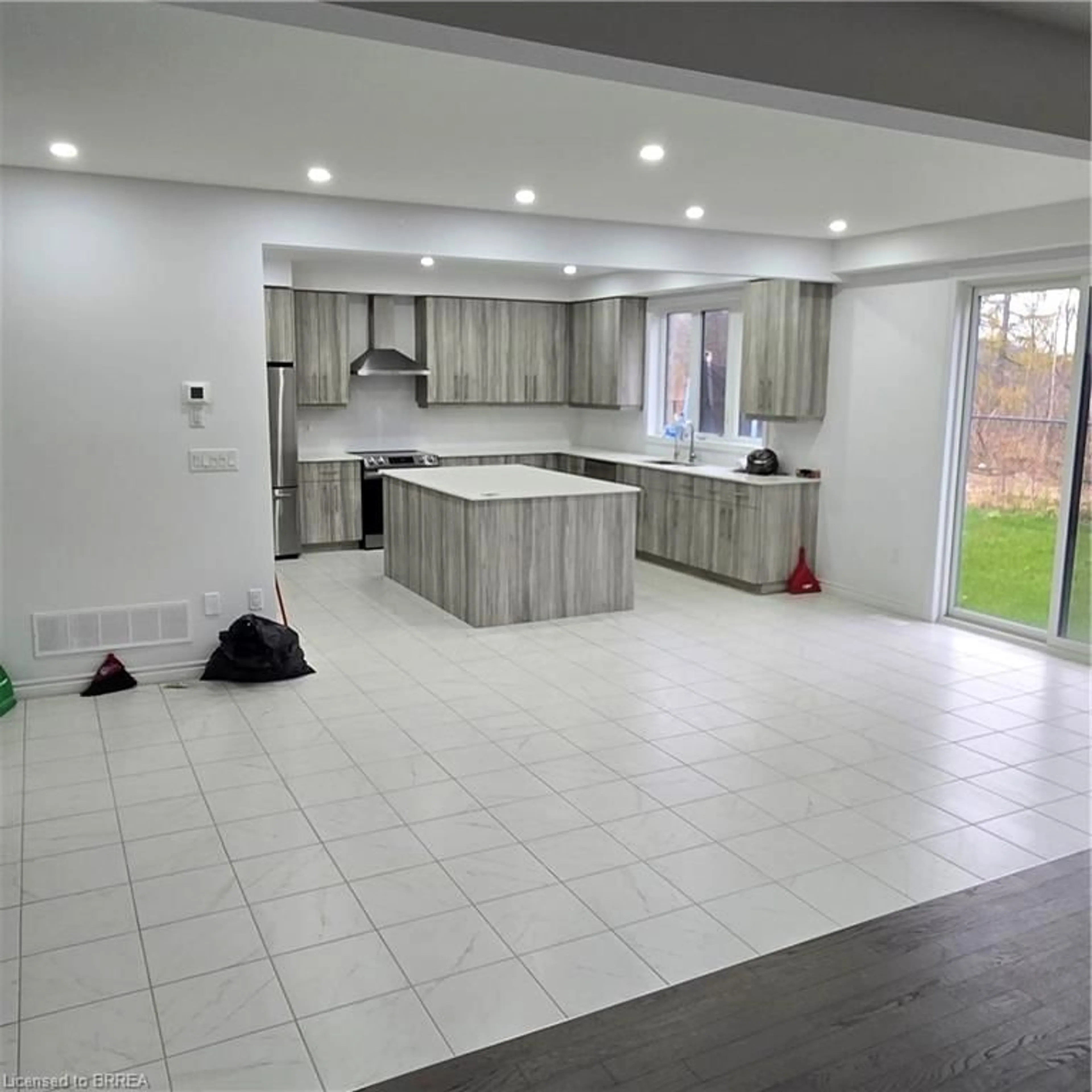 Open concept kitchen, ceramic/tile floor for 133 Court Dr, Paris Ontario N3L 4G7