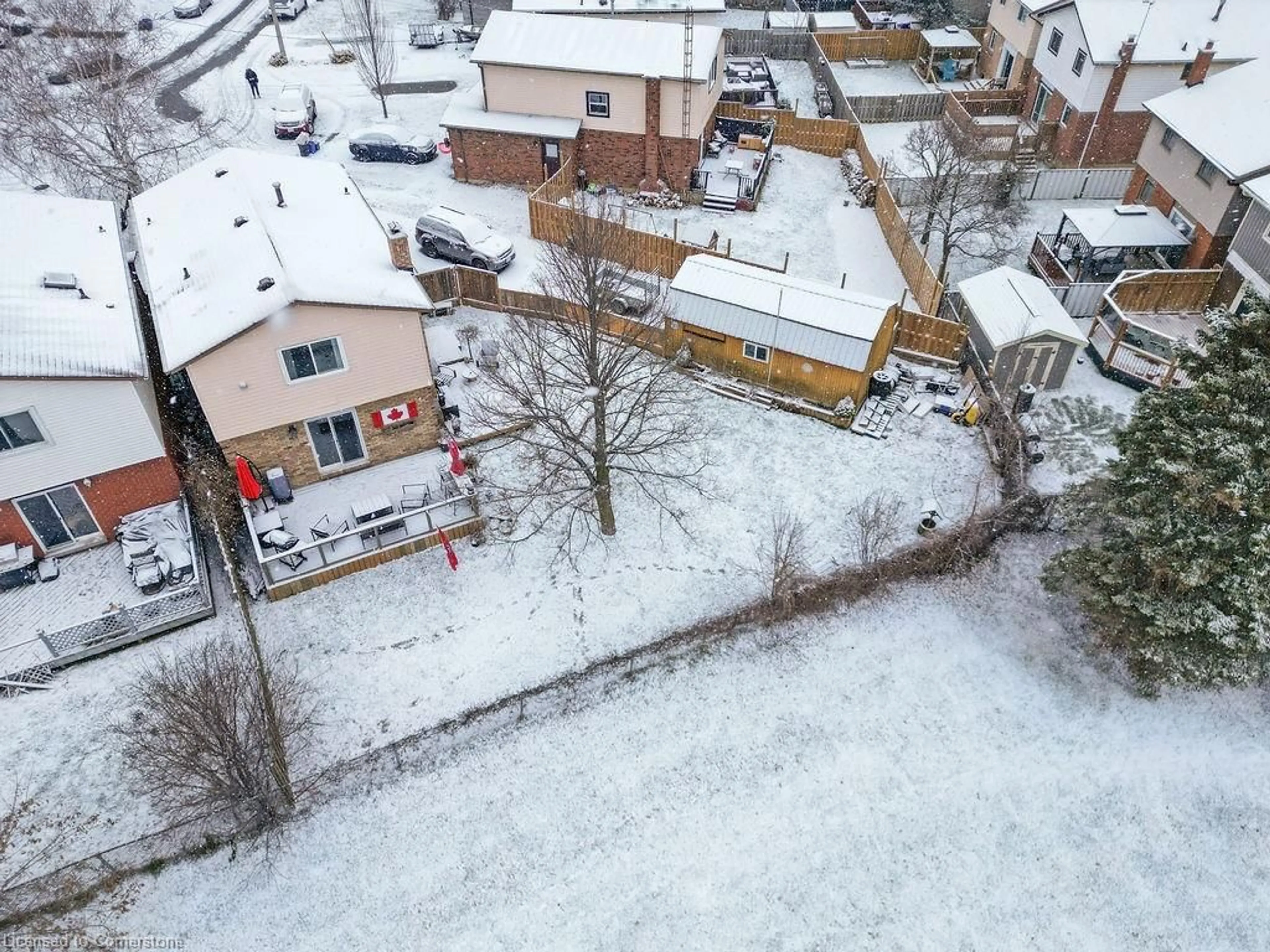 A pic from outside/outdoor area/front of a property/back of a property/a pic from drone, street for 90 Glenmor Pl, Caledonia Ontario N3W 1K4