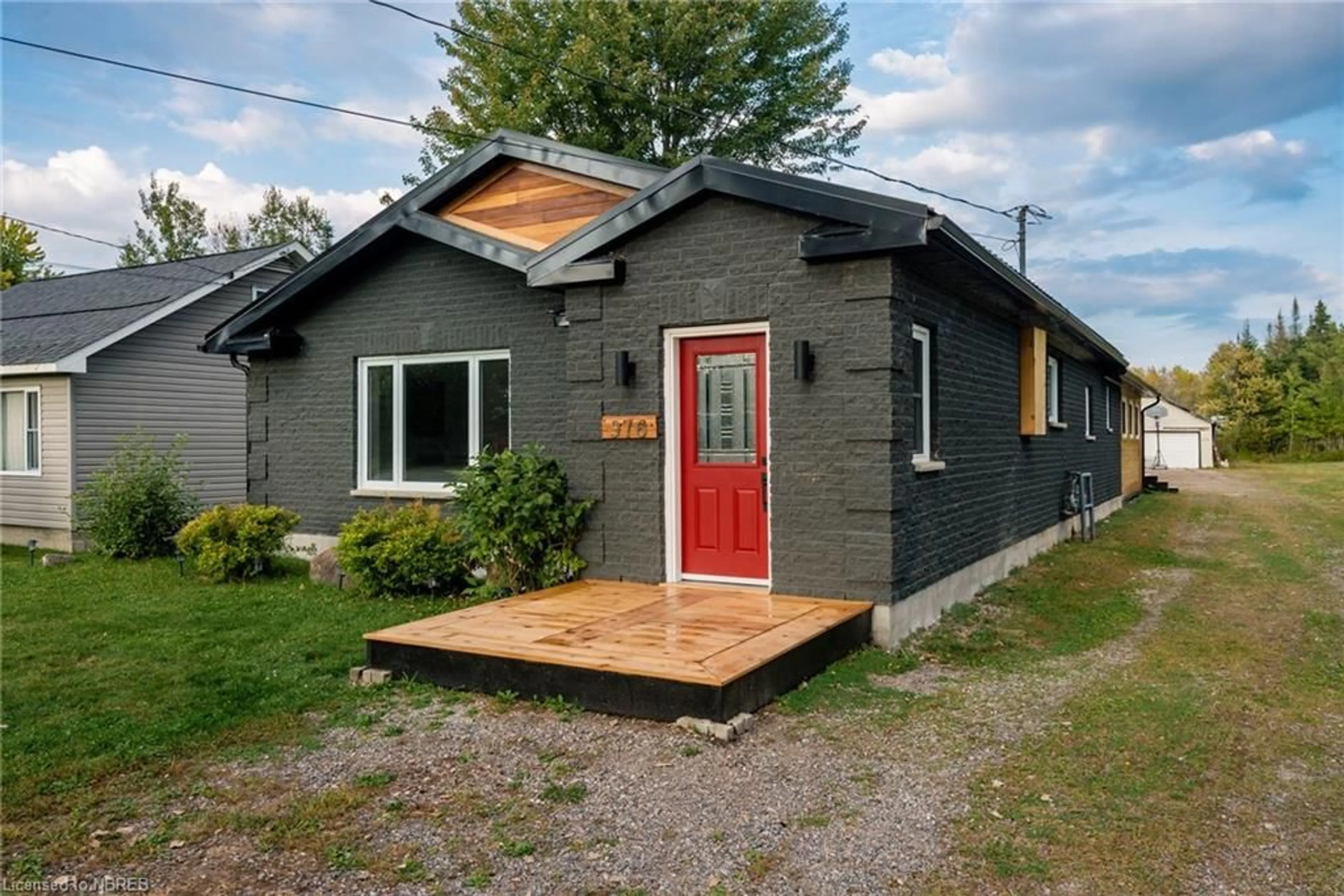 Home with vinyl exterior material, street for 976 Premier Rd, North Bay Ontario P1A 2H8
