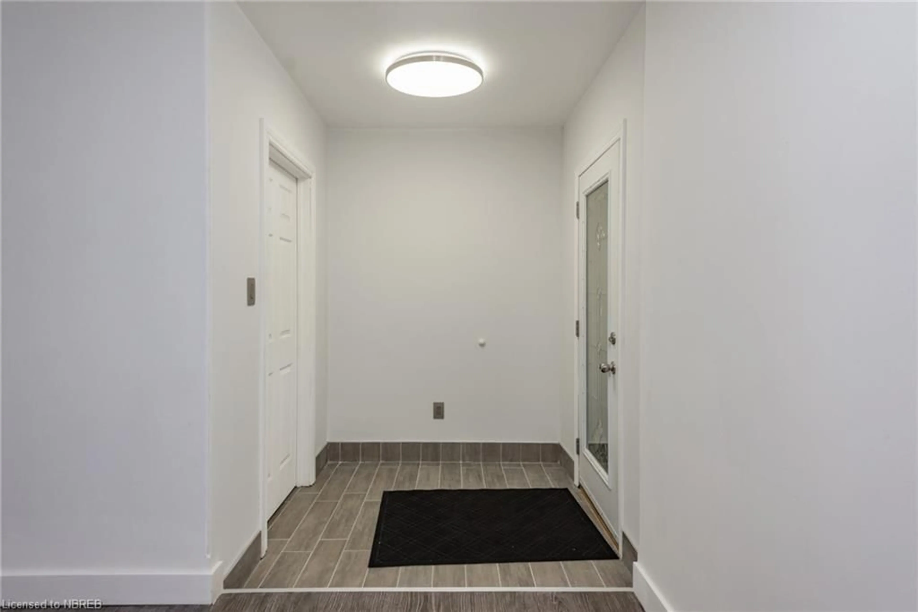 Indoor entryway for 976 Premier Rd, North Bay Ontario P1A 2H8