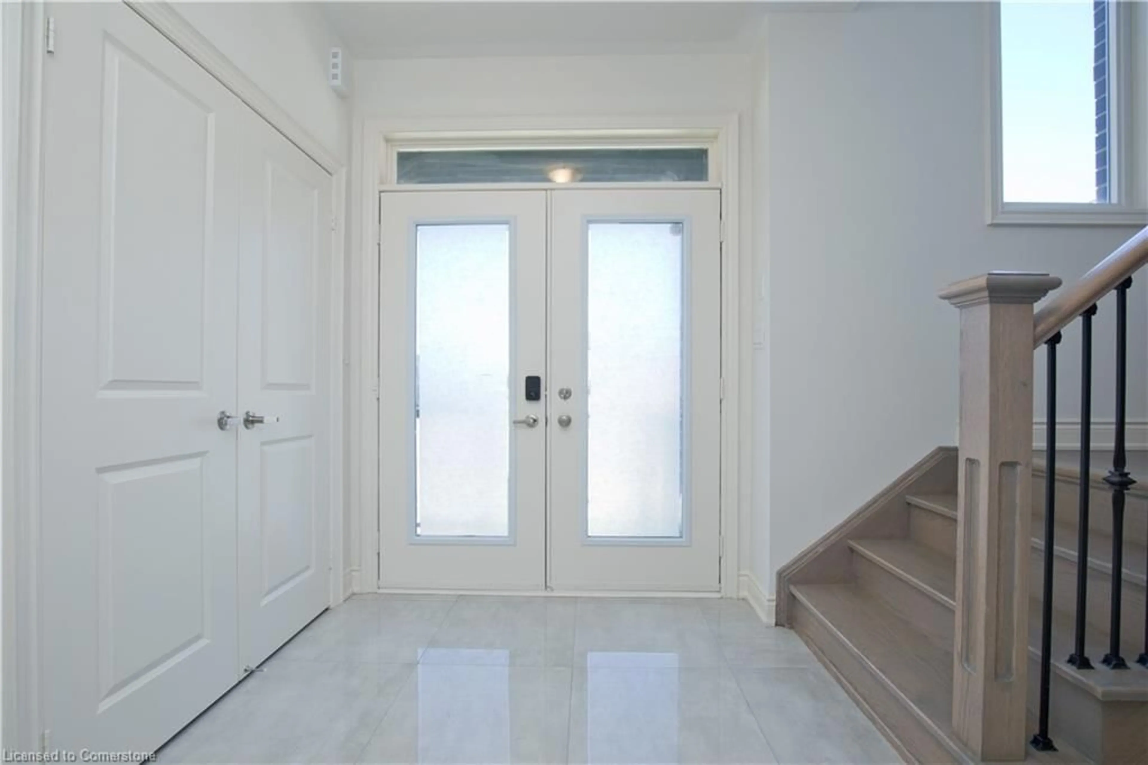 Indoor foyer for 92 Elstone Place, Waterdown Ontario L8B 1Y9