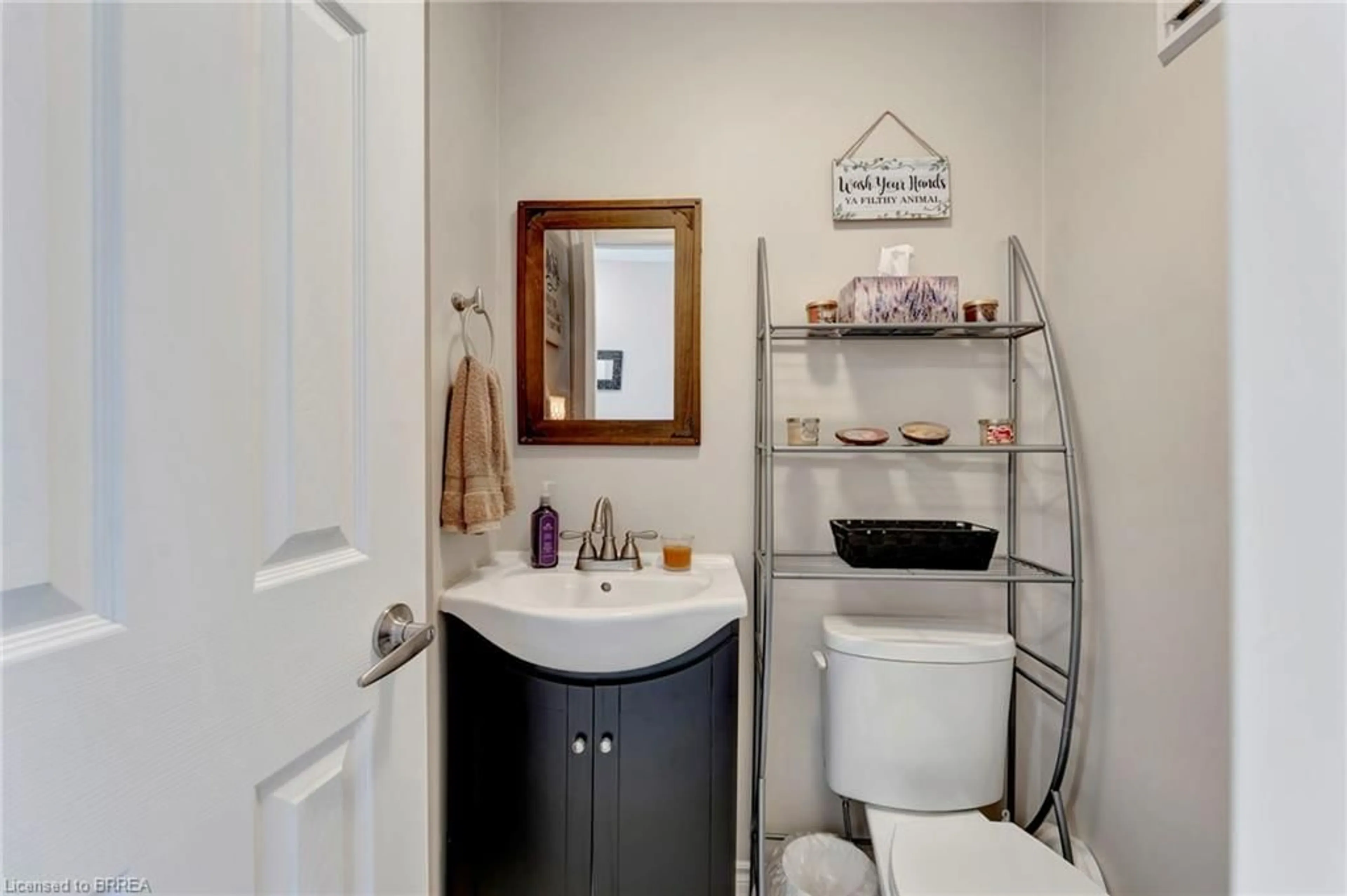 Standard bathroom, ceramic/tile floor for 500 Grey St #B, Brantford Ontario N3S 7L4