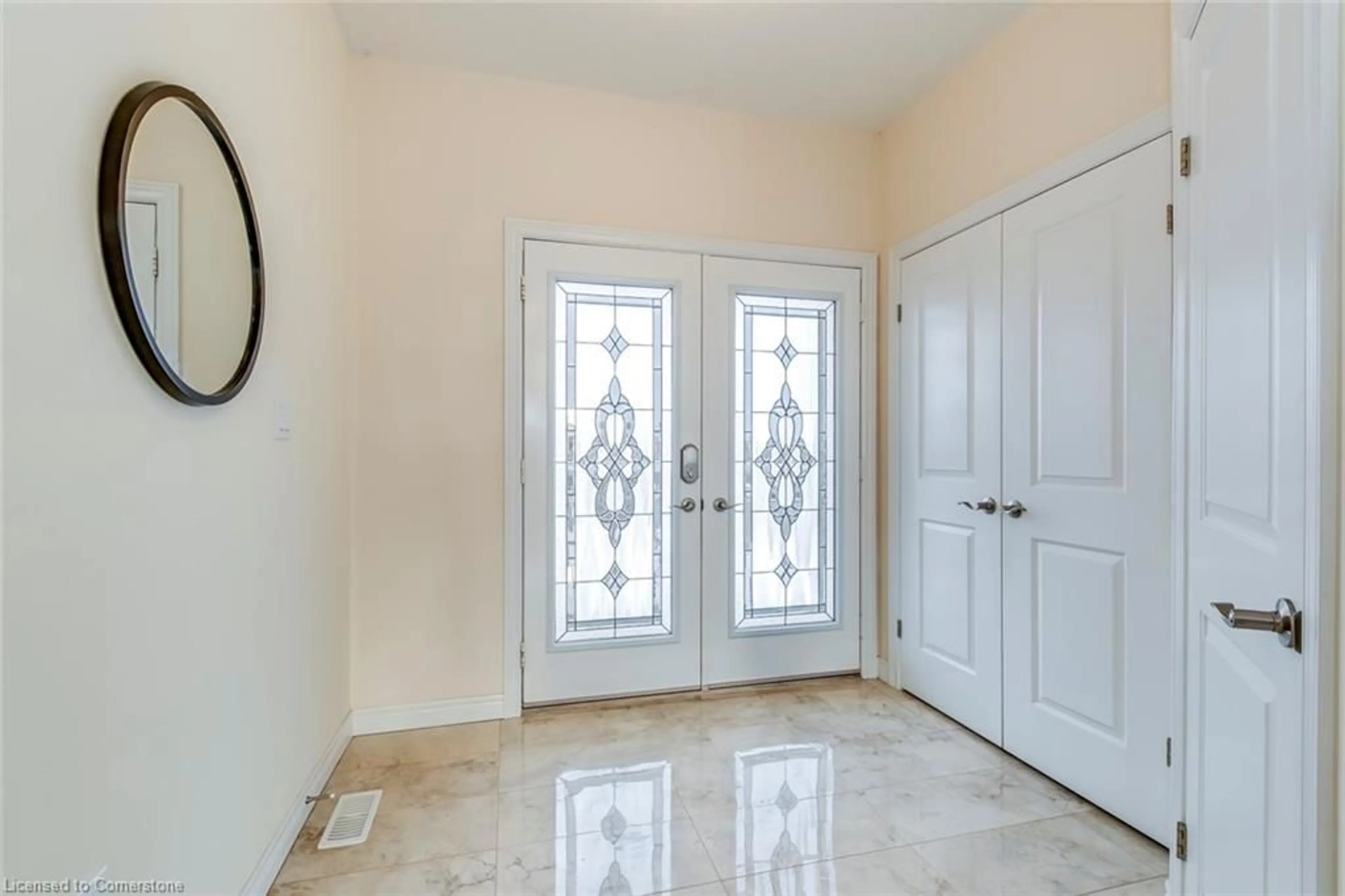 Indoor entryway for 428 Dalgleish Trail Trail, Stoney Creek Ontario L0R 1P0