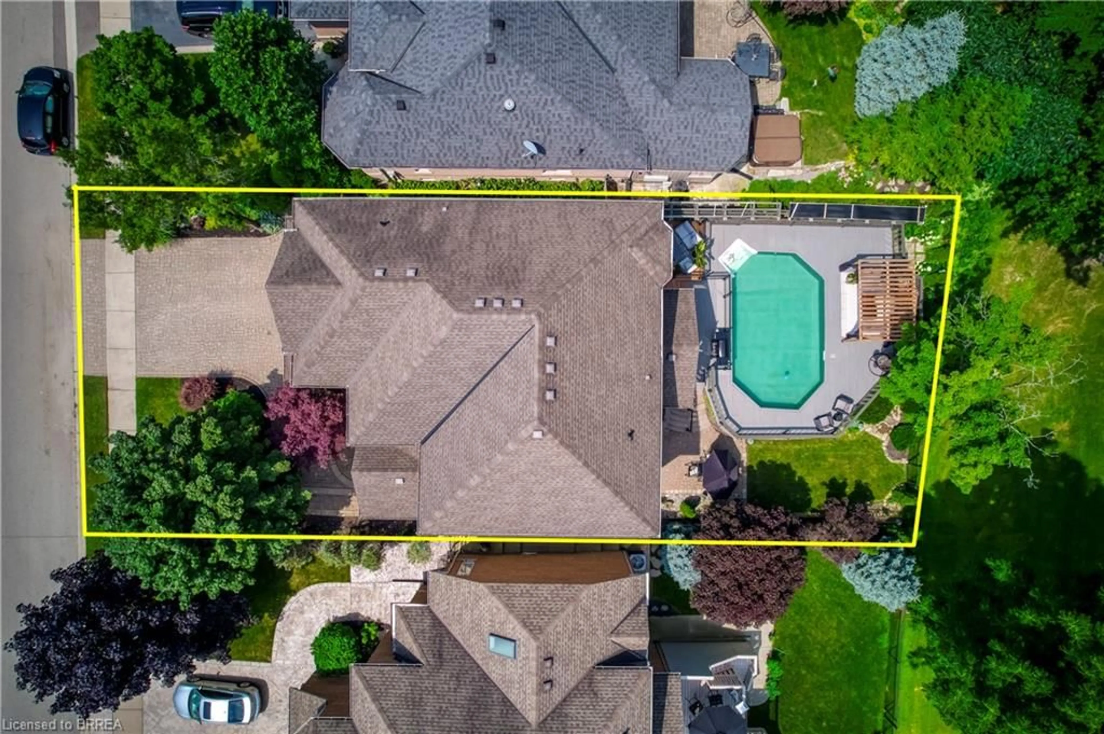 A pic from outside/outdoor area/front of a property/back of a property/a pic from drone, street for 16 Sweetman Dr, Dundas Ontario L9H 7N6