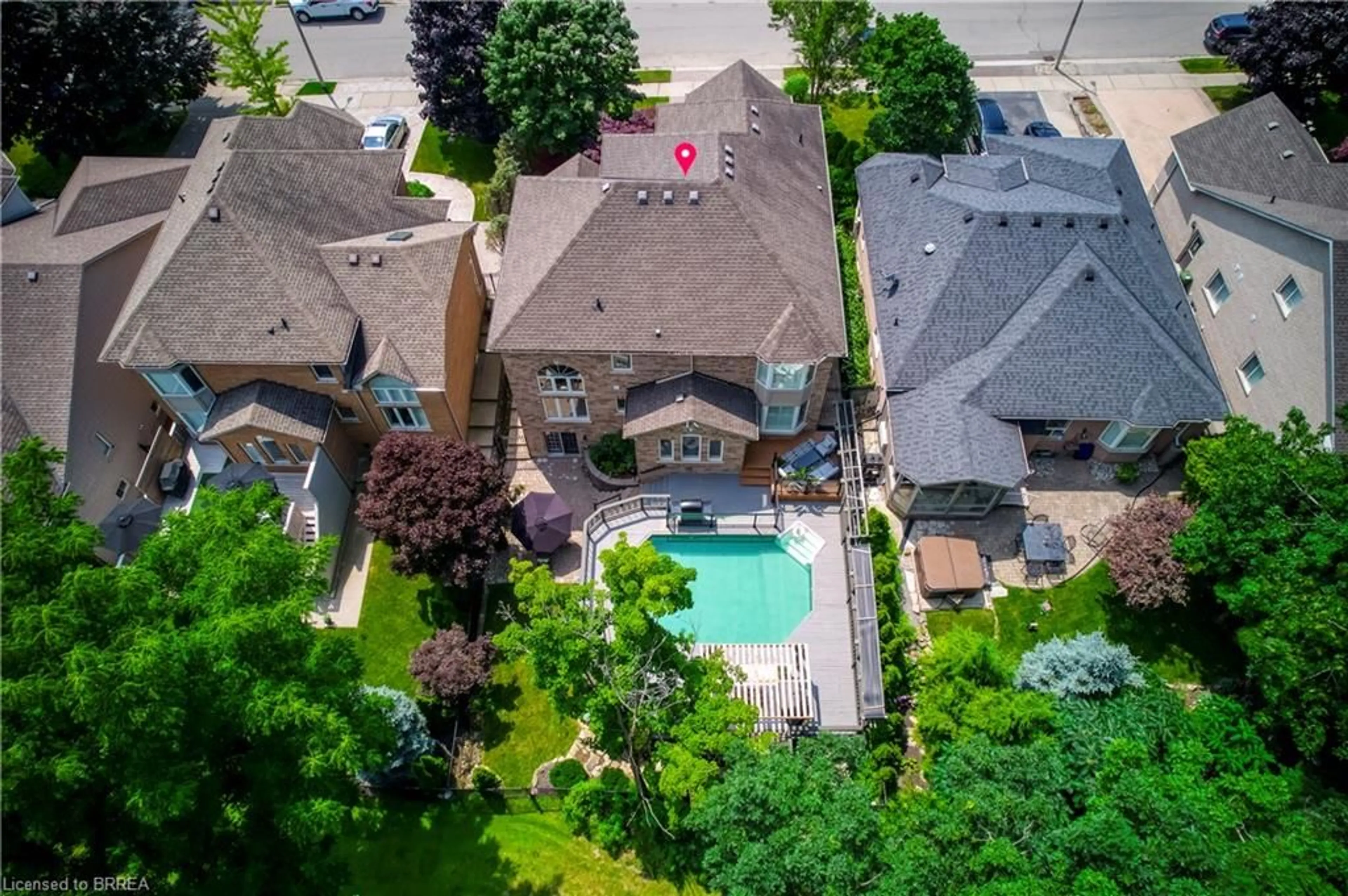 A pic from outside/outdoor area/front of a property/back of a property/a pic from drone, street for 16 Sweetman Dr, Dundas Ontario L9H 7N6