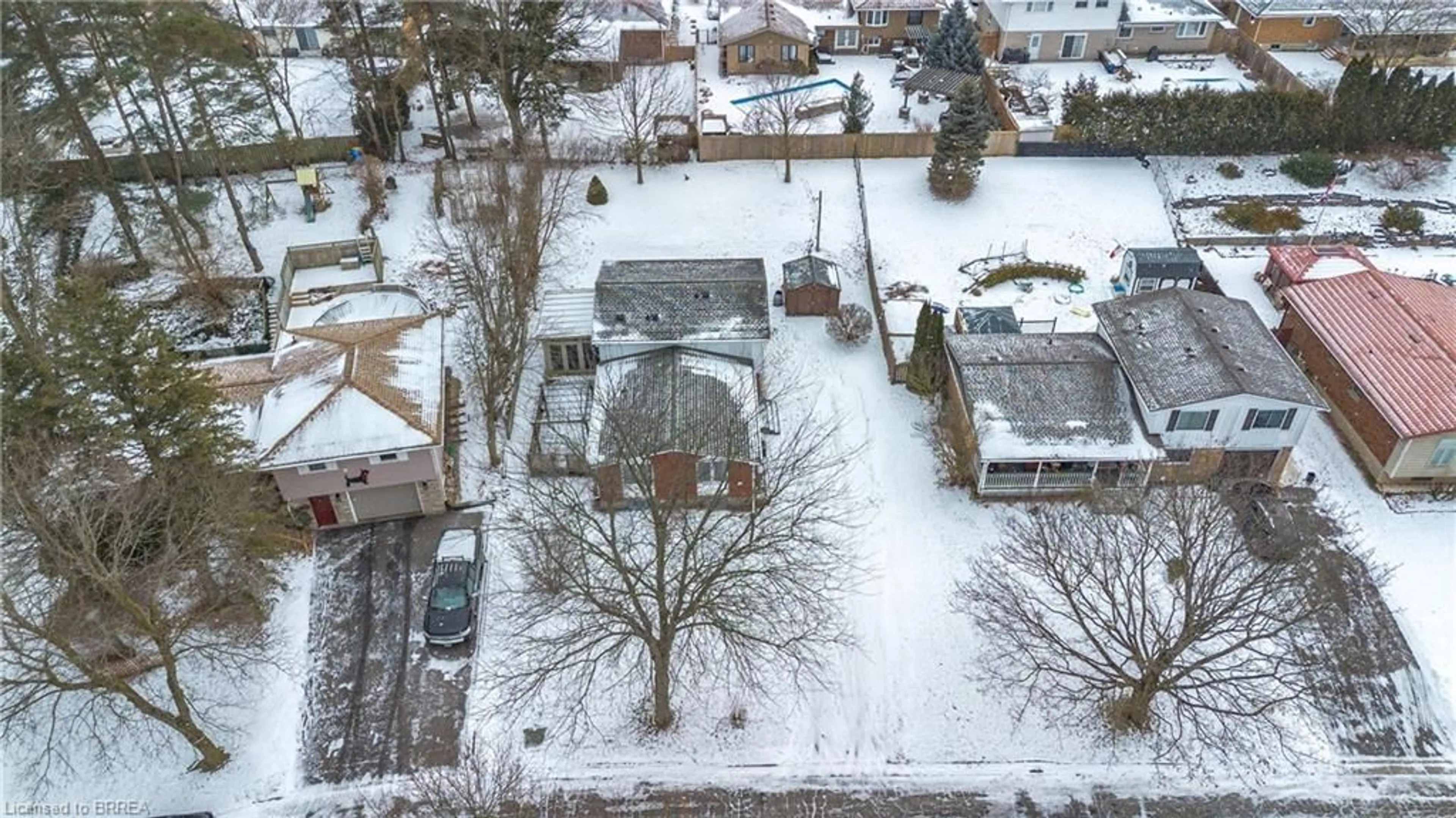 A pic from outside/outdoor area/front of a property/back of a property/a pic from drone, street for 36 Thorncliffe Rd, Simcoe Ontario N3Y 4V7