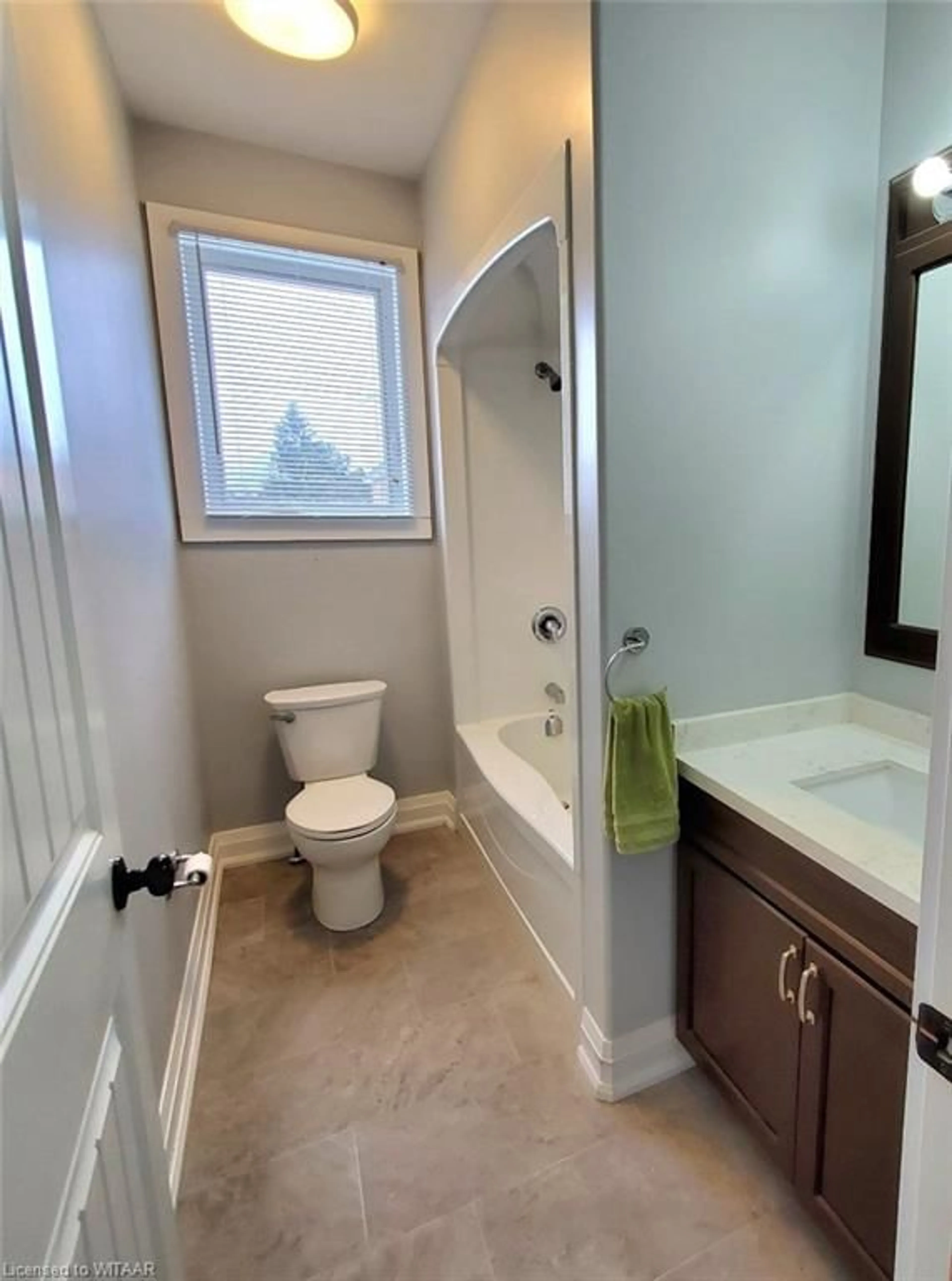 Standard bathroom, ceramic/tile floor for 192 Talbot St, Courtland Ontario N0J 1E0