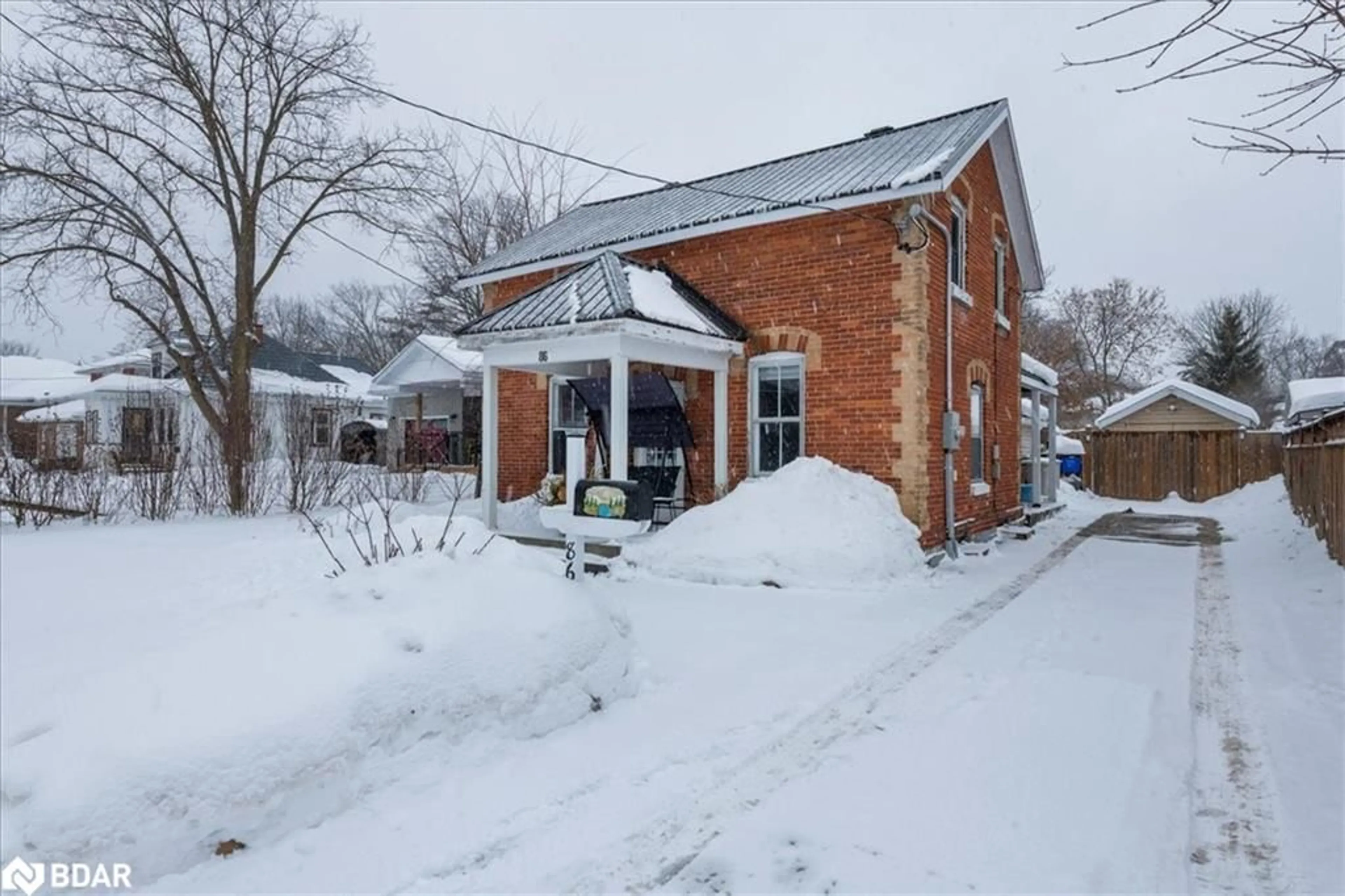 A pic from outside/outdoor area/front of a property/back of a property/a pic from drone, street for 86 Henry St, Barrie Ontario L4N 1C8