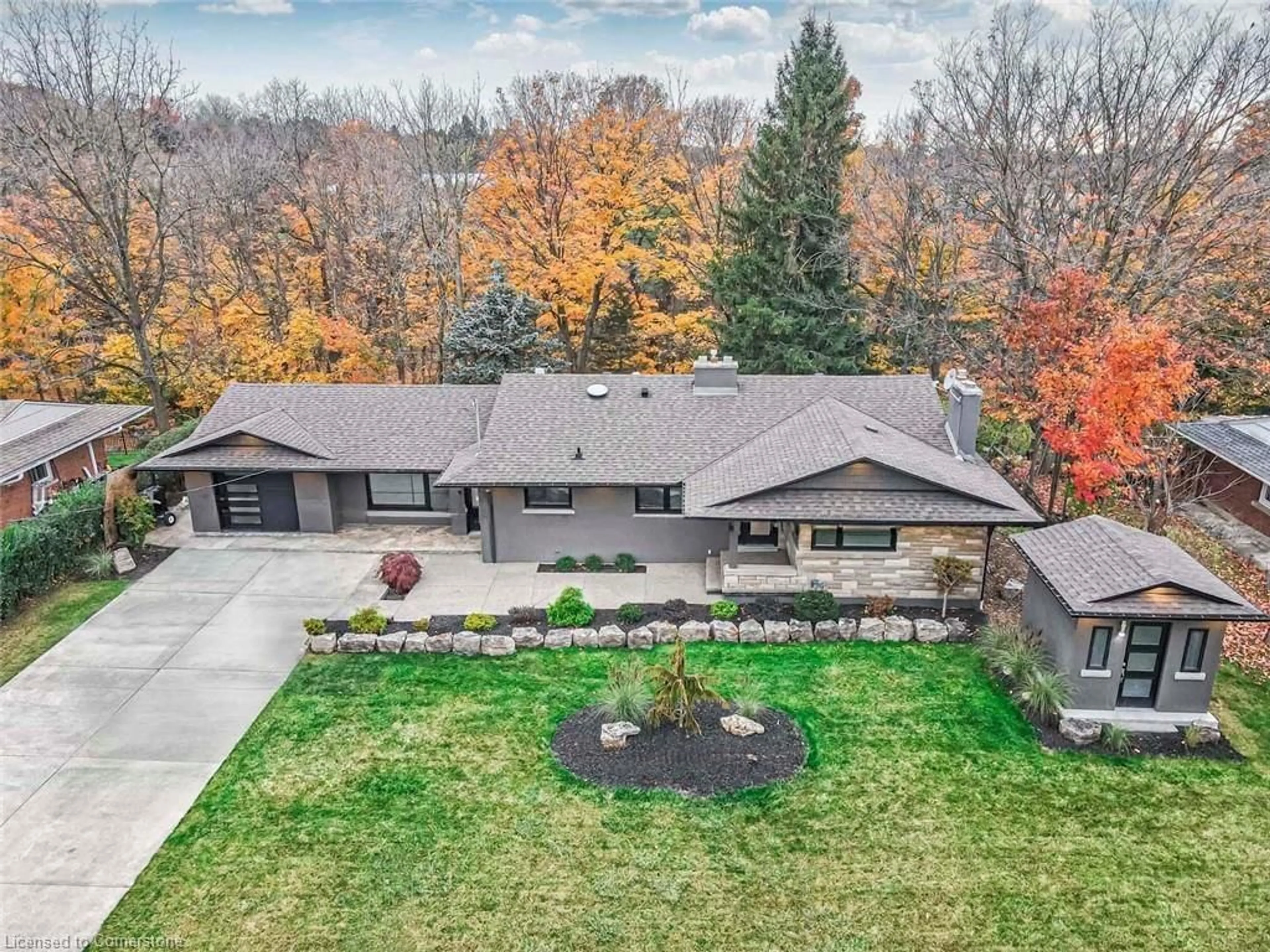 A pic from outside/outdoor area/front of a property/back of a property/a pic from drone, mountain view for 3836 Brookside Dr, Lincoln Ontario L0R 2C0