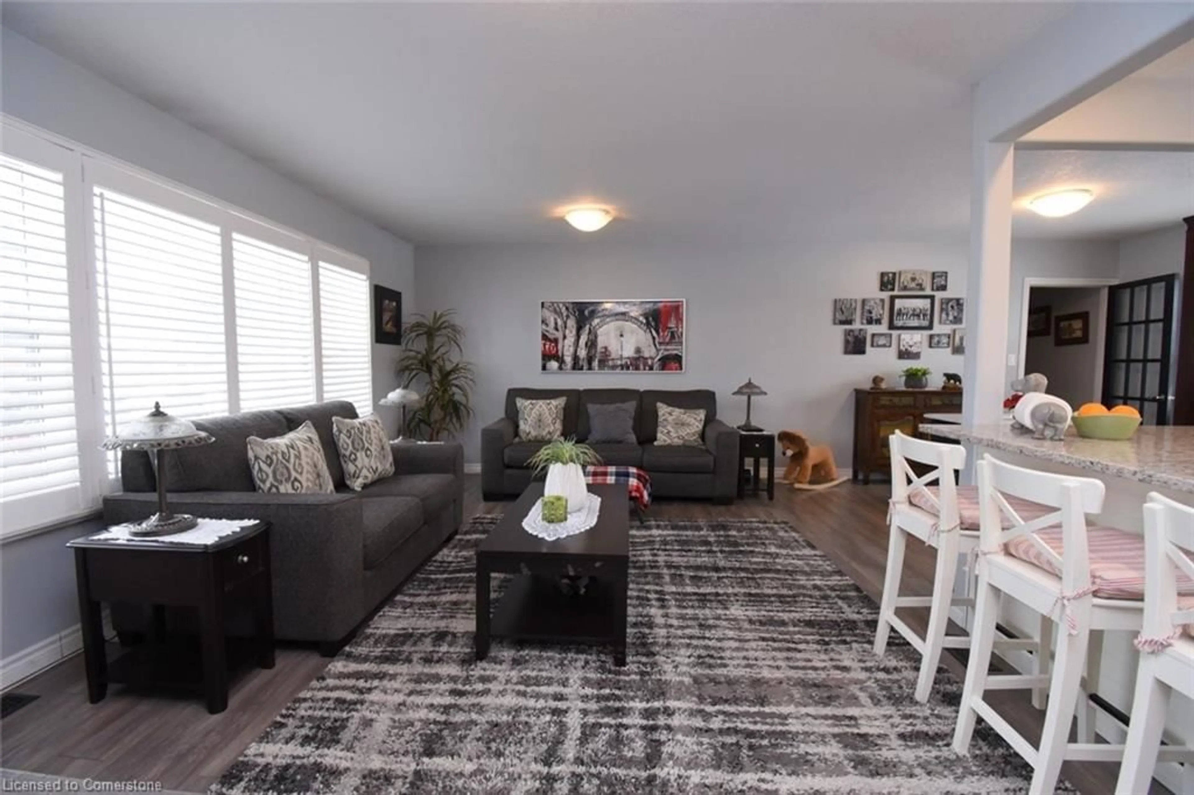 Living room with furniture, unknown for 26 Hatton Dr, Ancaster Ontario L9G 2H6