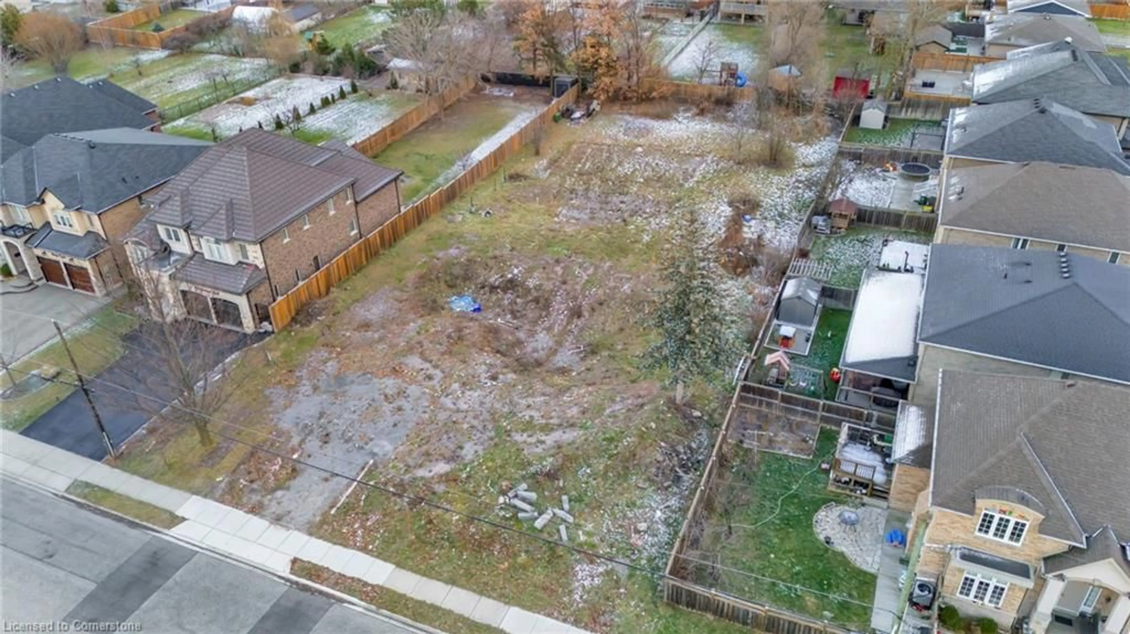 A pic from outside/outdoor area/front of a property/back of a property/a pic from drone, street for 60 Deerhurst Rd, Stoney Creek Ontario L8E 2E6