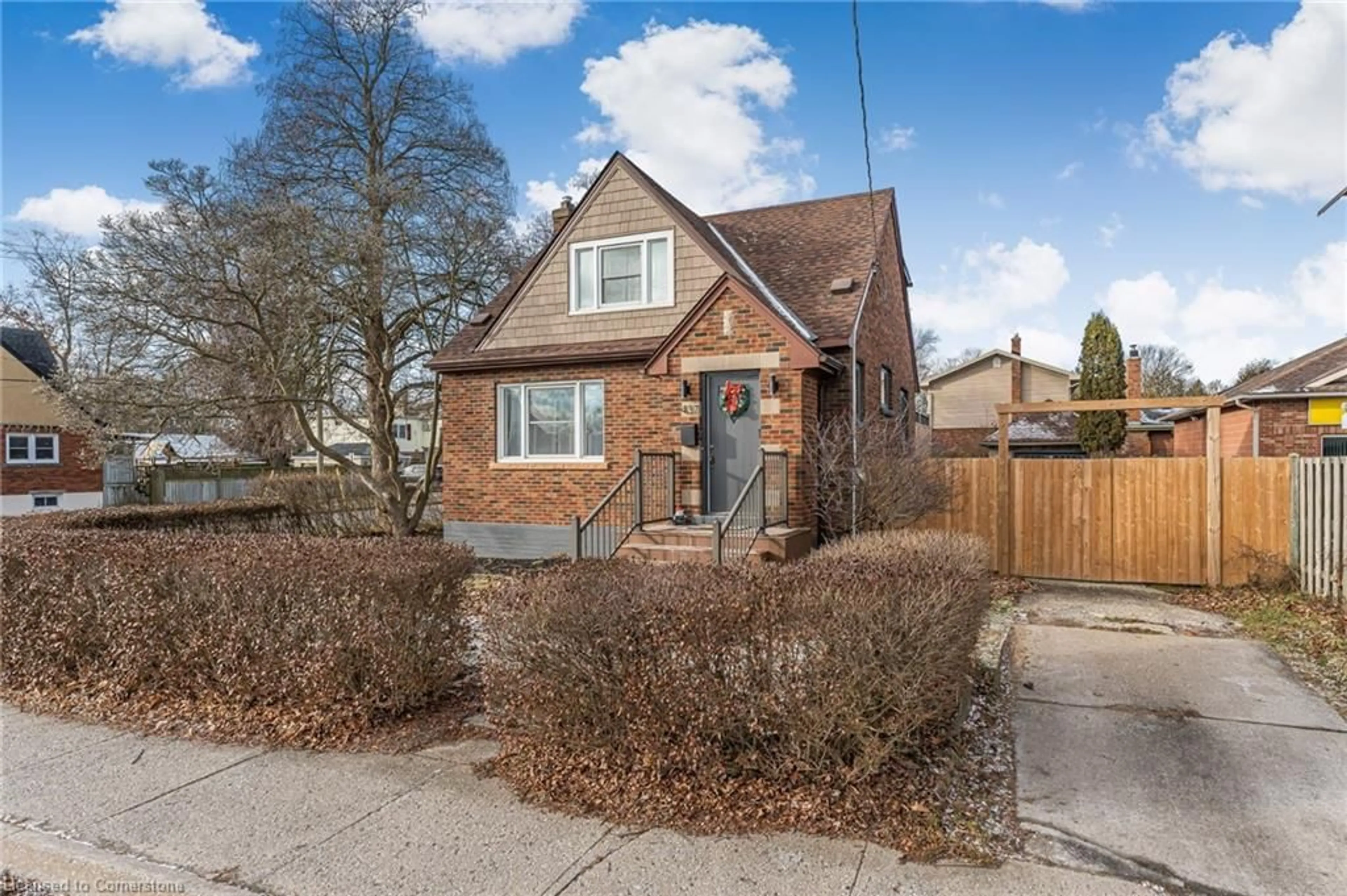 Home with brick exterior material, street for 437 Niagara St, Welland Ontario L3C 1L6