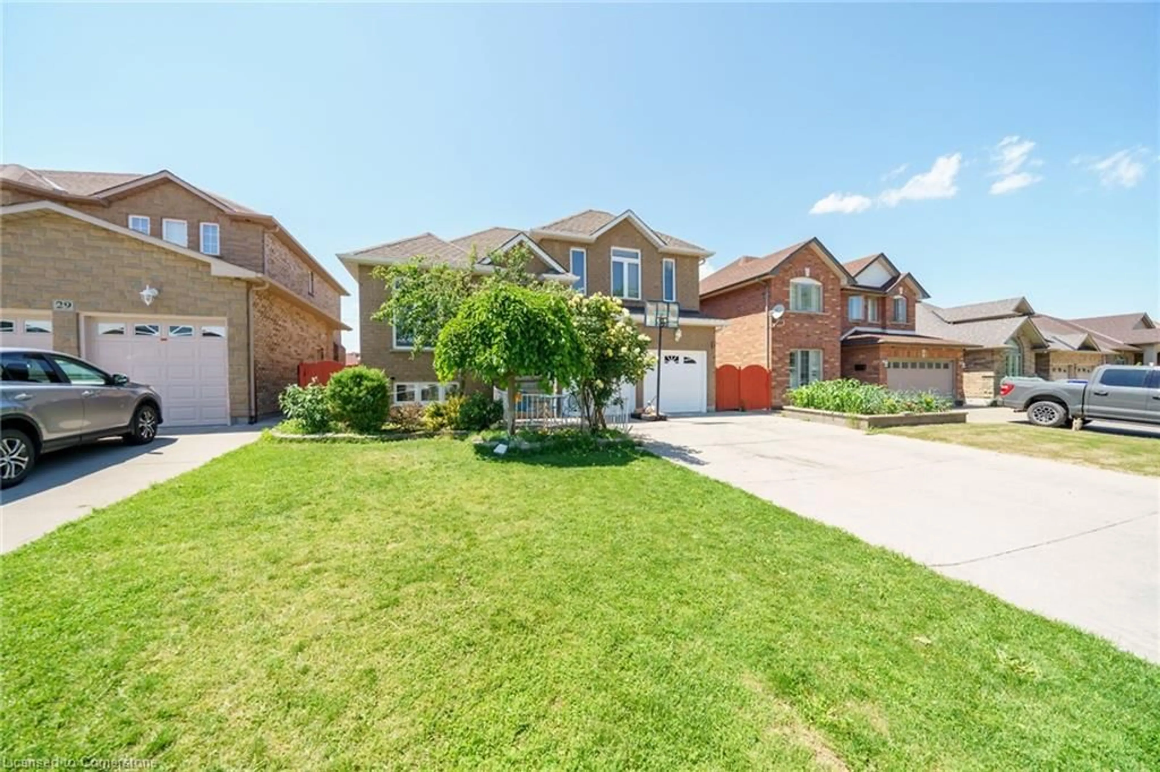 A pic from outside/outdoor area/front of a property/back of a property/a pic from drone, street for 33 Tallman St, Stoney Creek Ontario L8E 5Y1