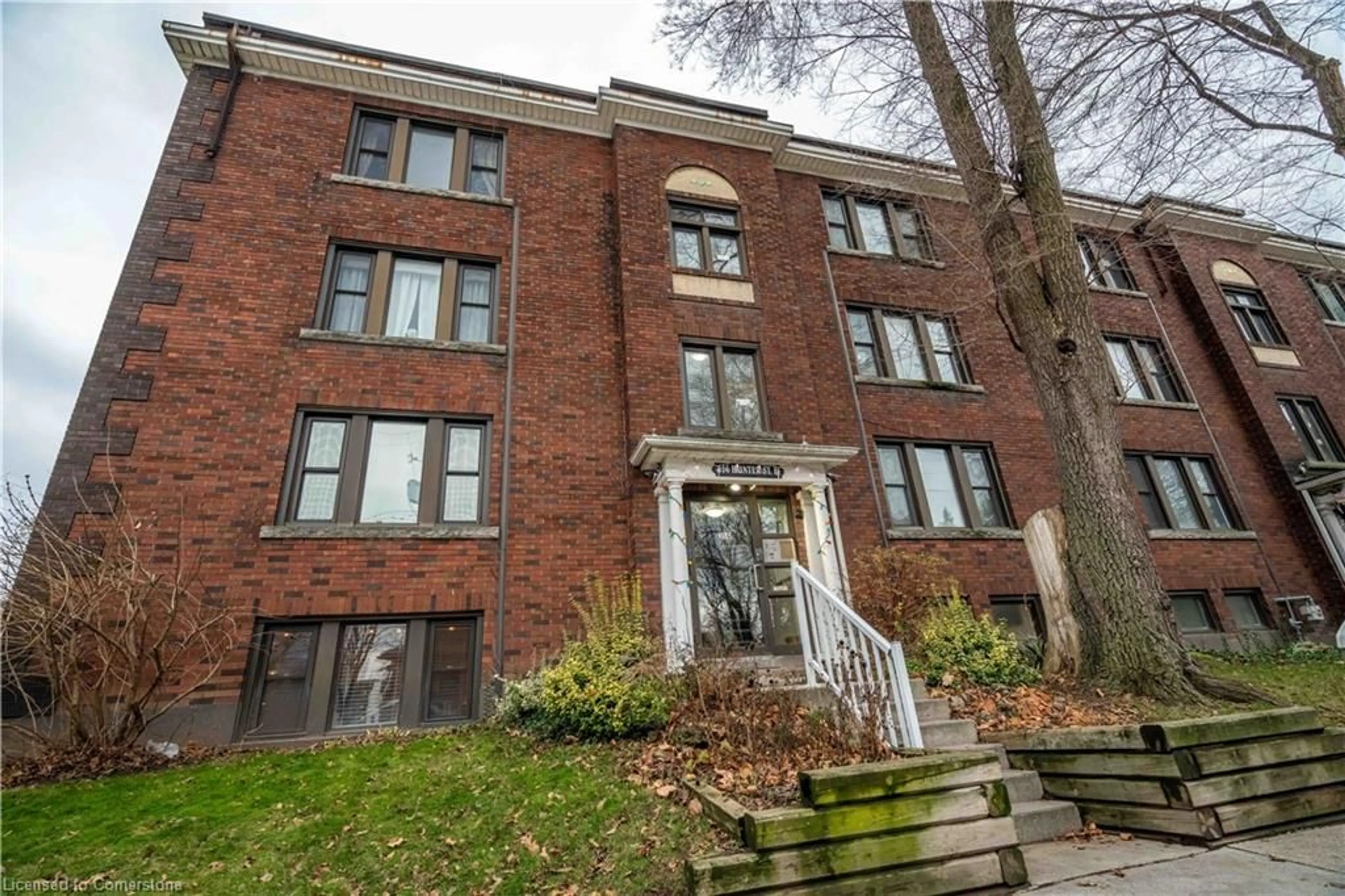 Home with brick exterior material, building for 356 Hunter St #9, Hamilton Ontario L8N 1N8