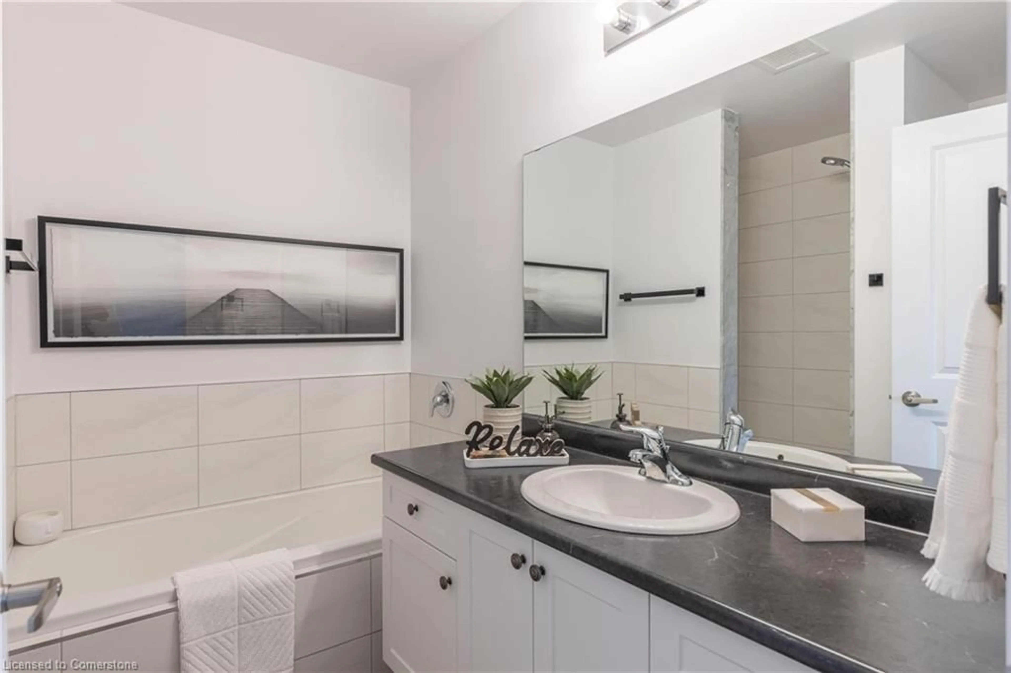 Standard bathroom, ceramic/tile floor for 5055 Greenlane Rd #633, Beamsville Ontario L0R 1B3