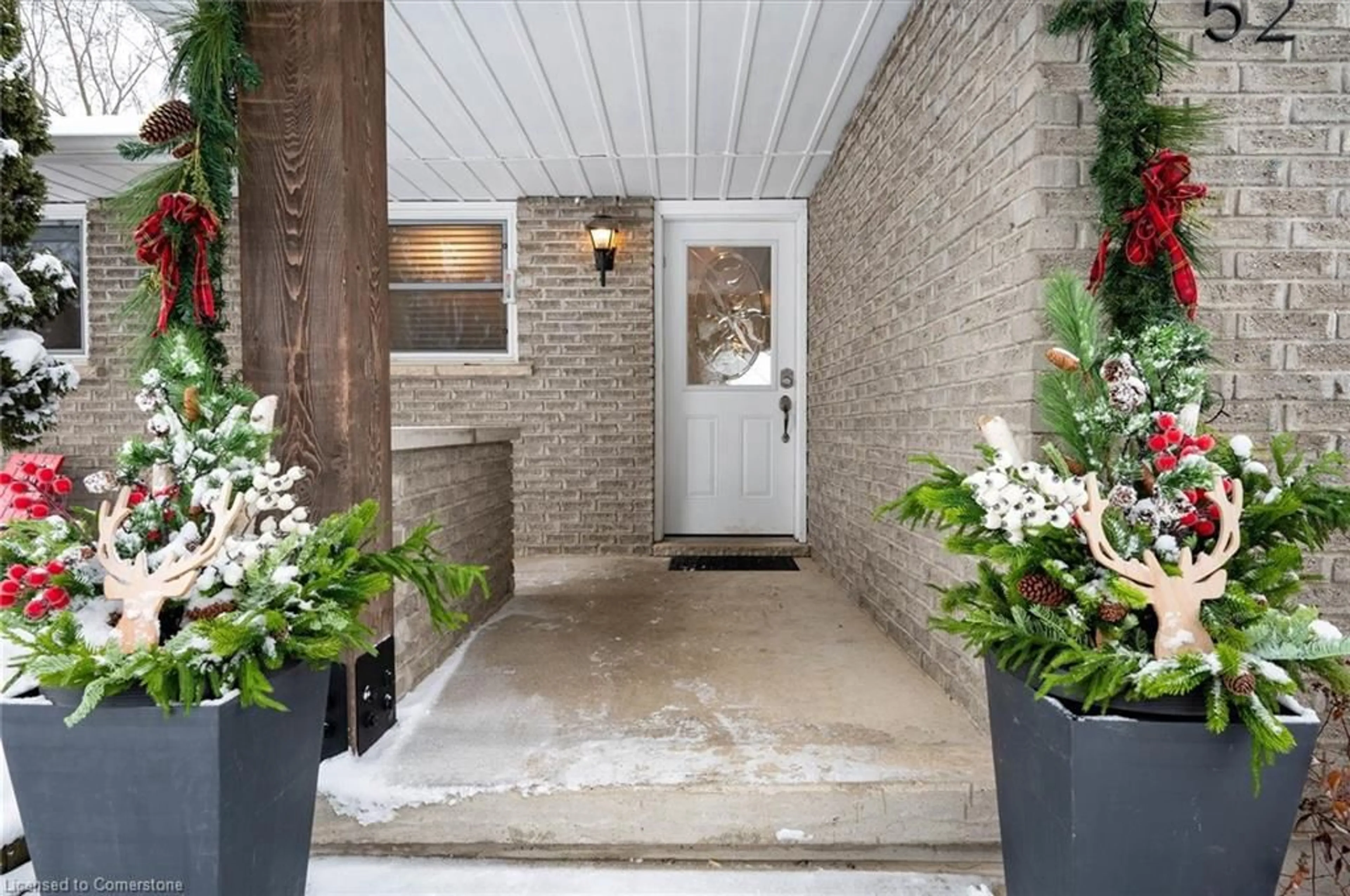 Indoor entryway for 52 Hastings Crt, Baden Ontario N3A 2T1