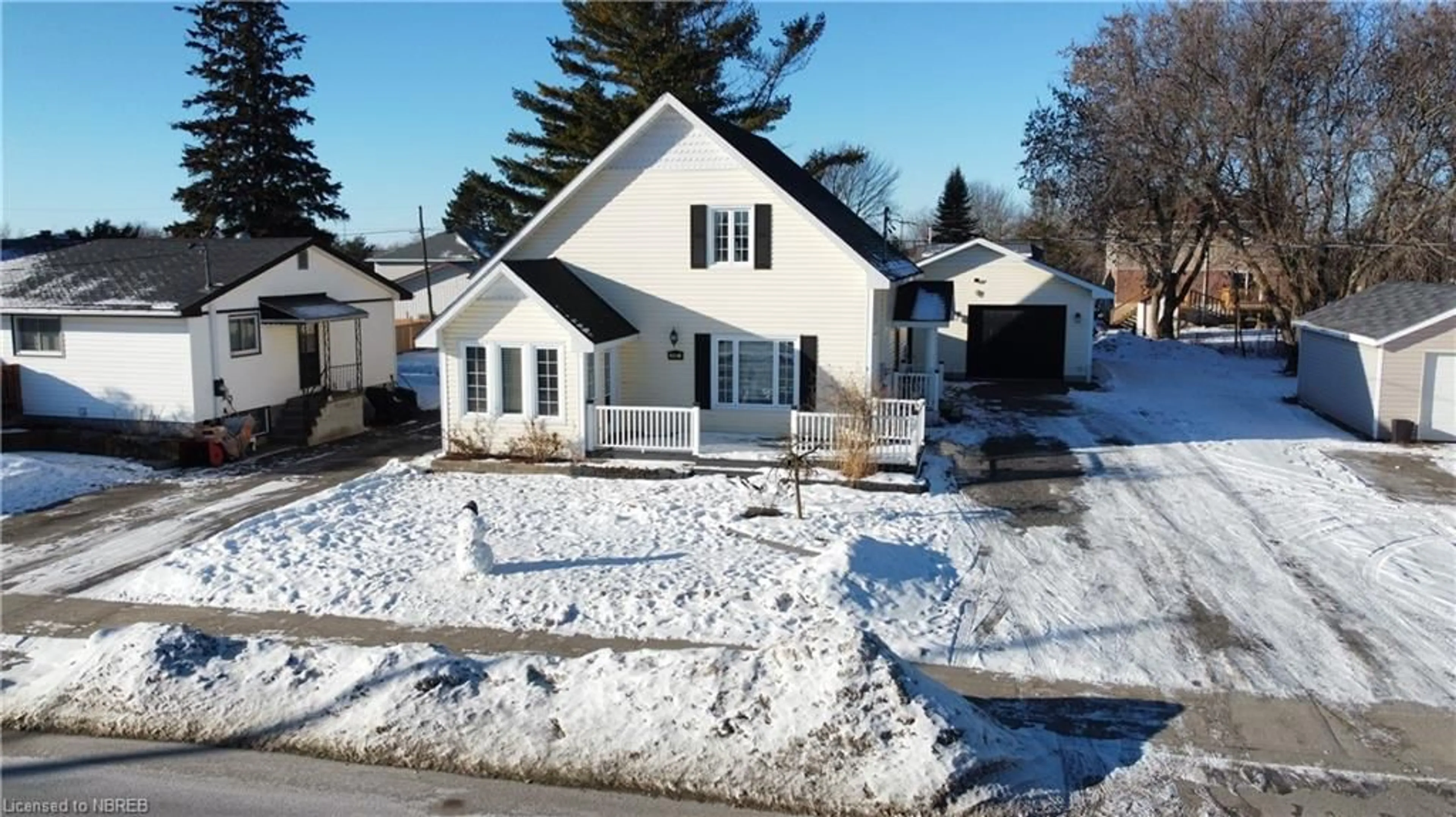 A pic from outside/outdoor area/front of a property/back of a property/a pic from drone, street for 117 Ottawa St, Sturgeon Falls Ontario P2B 3H1