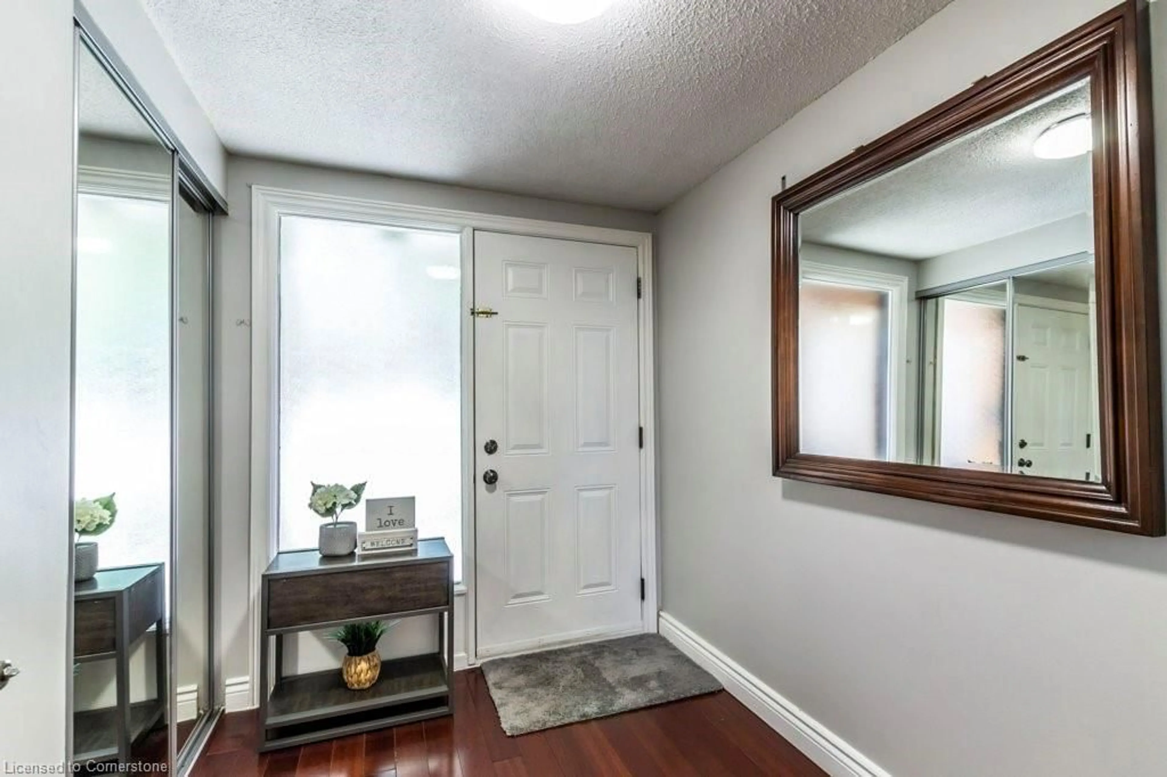 Indoor entryway for 444 Stone Church Rd #M7, Hamilton Ontario L9B 1R1