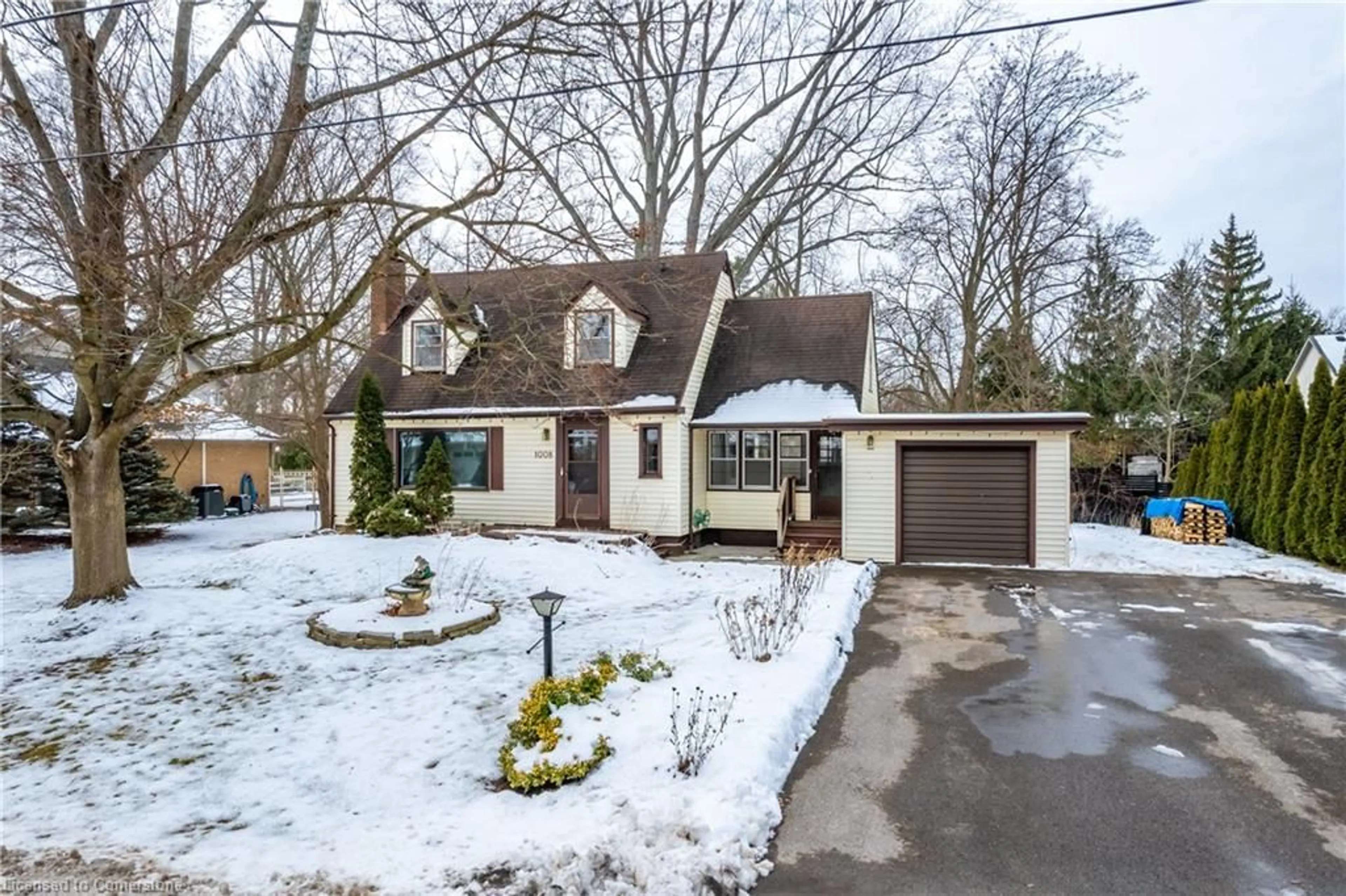 A pic from outside/outdoor area/front of a property/back of a property/a pic from drone, street for 1008 Haist St, Fonthill Ontario L0S 1E4