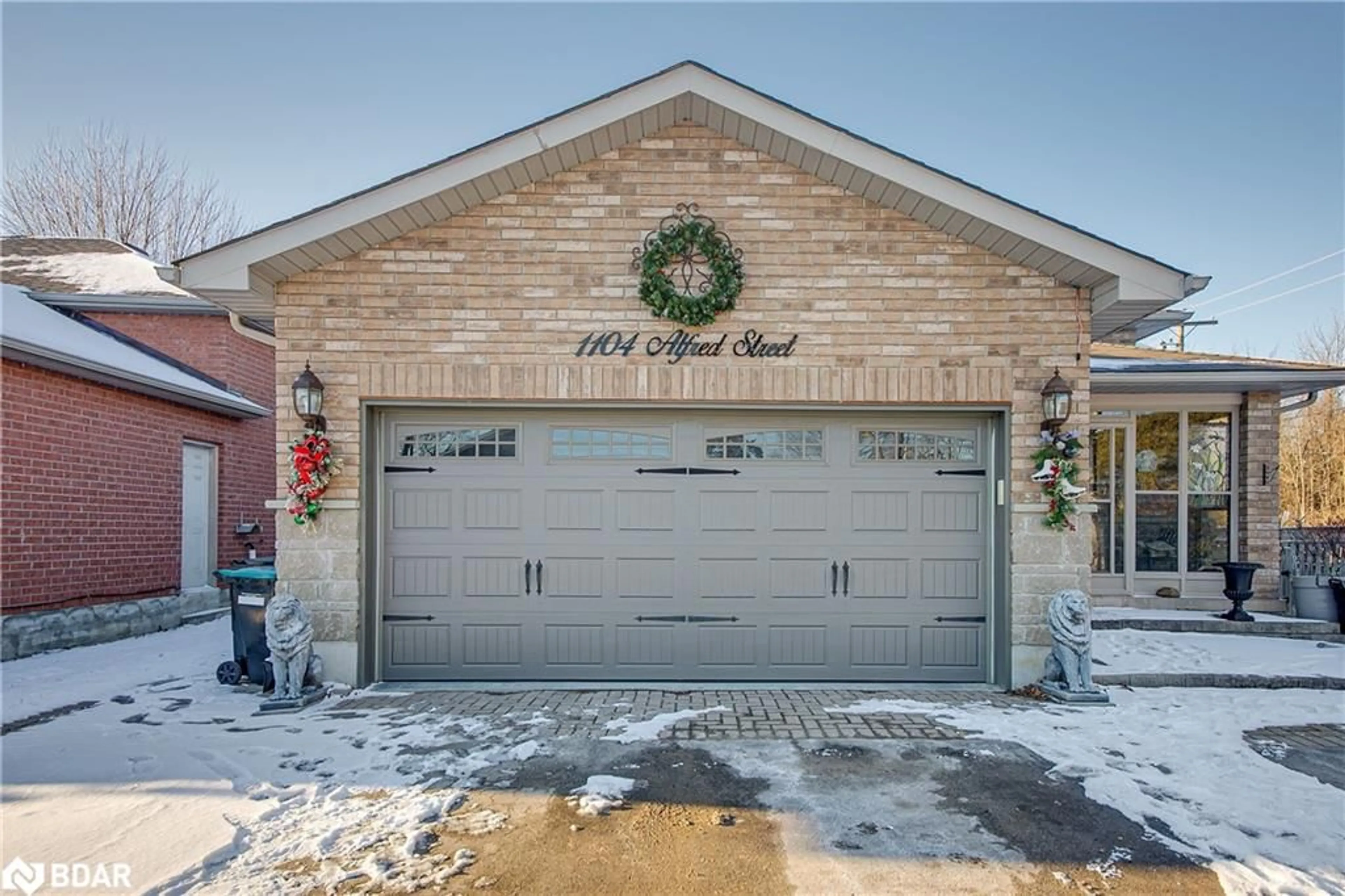 Indoor garage for 1104 Alfred St, Innisfil Ontario L0L 1C0