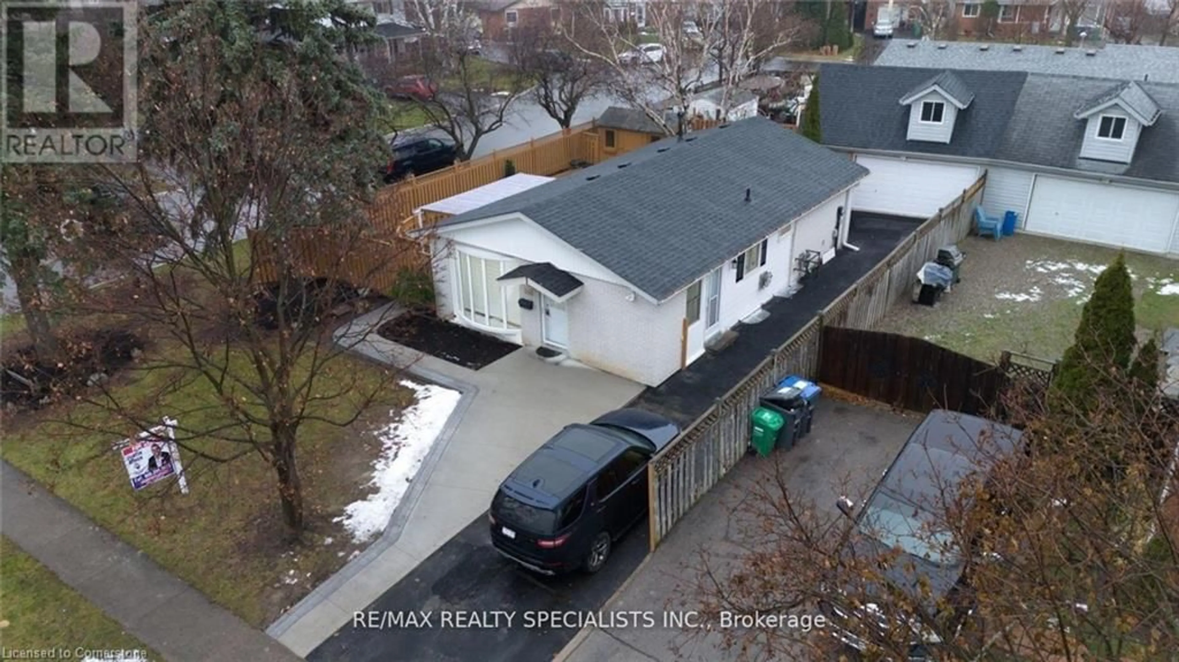 A pic from outside/outdoor area/front of a property/back of a property/a pic from drone, street for 206 Folkstone Cres, Brampton Ontario L6T 3N3