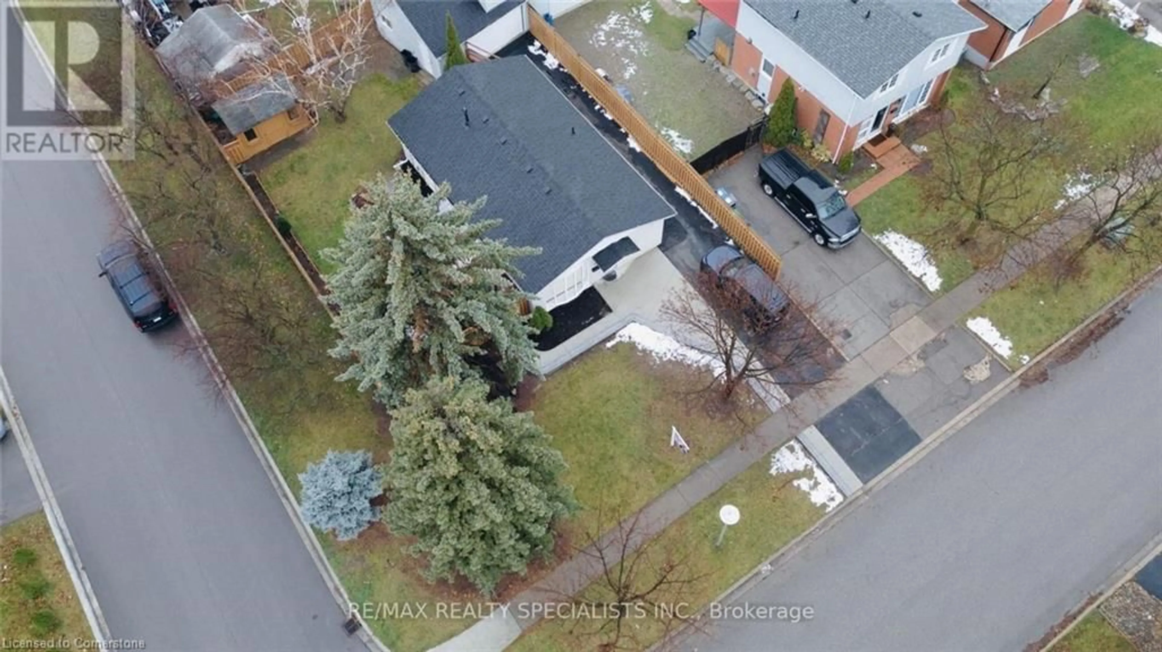 A pic from outside/outdoor area/front of a property/back of a property/a pic from drone, street for 206 Folkstone Cres, Brampton Ontario L6T 3N3