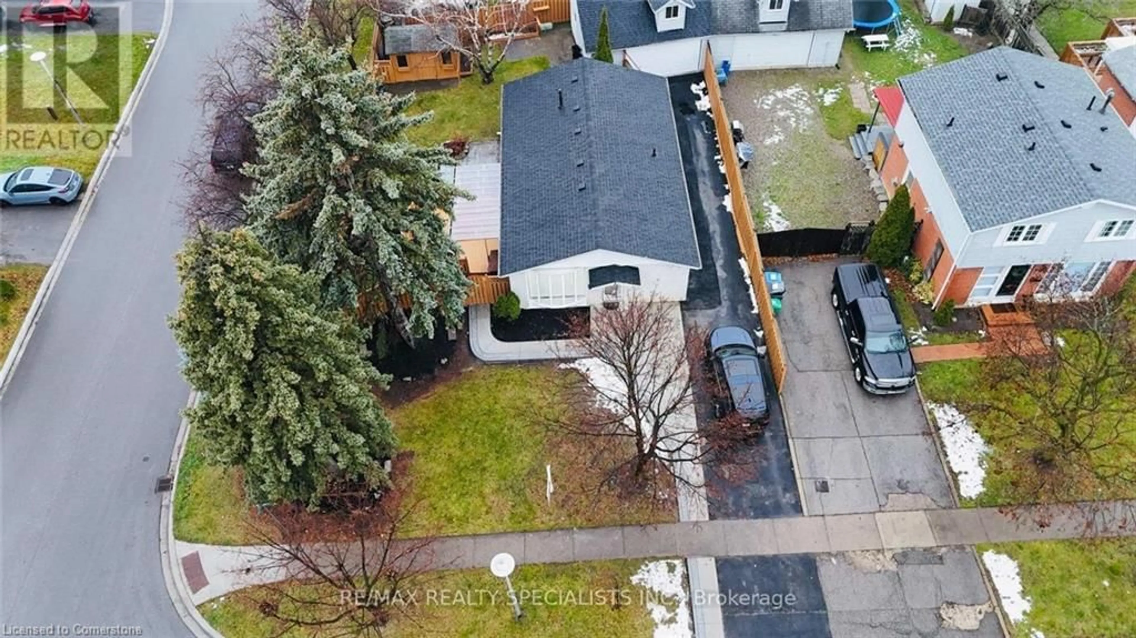 A pic from outside/outdoor area/front of a property/back of a property/a pic from drone, city buildings view from balcony for 206 Folkstone Cres, Brampton Ontario L6T 3N3