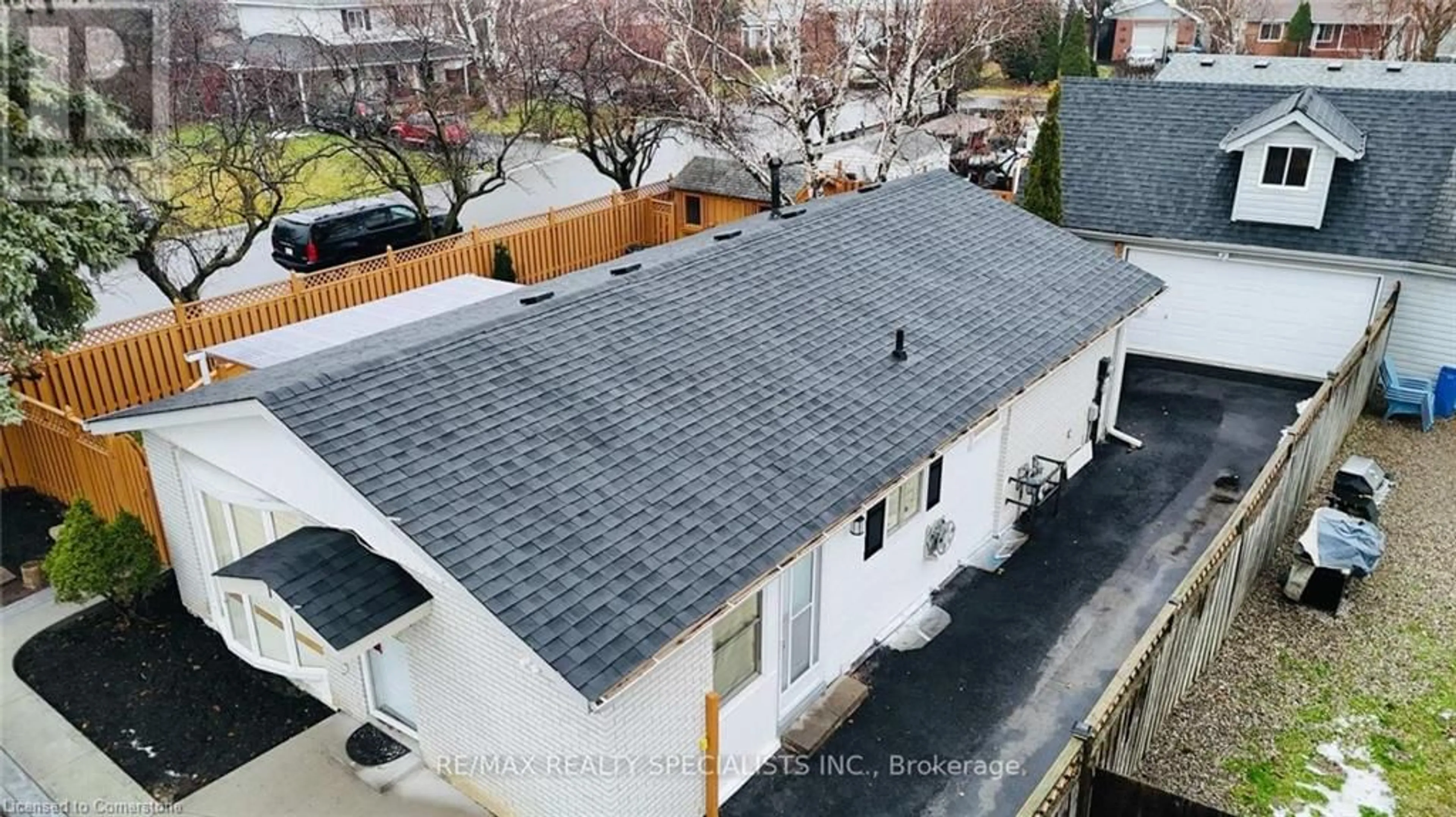 A pic from outside/outdoor area/front of a property/back of a property/a pic from drone, building for 206 Folkstone Cres, Brampton Ontario L6T 3N3