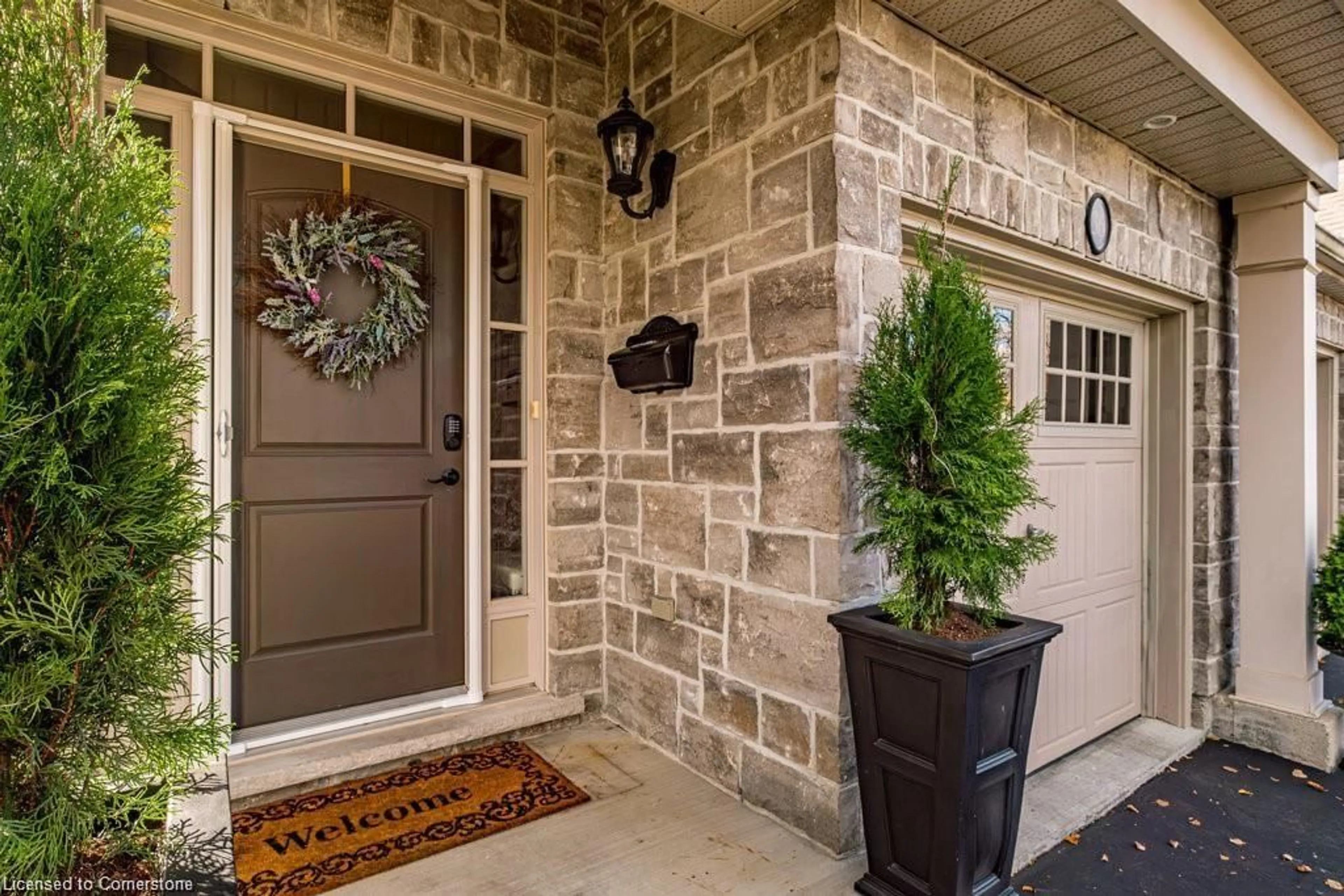 Indoor entryway for 36 Mcgrath Crt, Dundas Ontario L9H 0A5