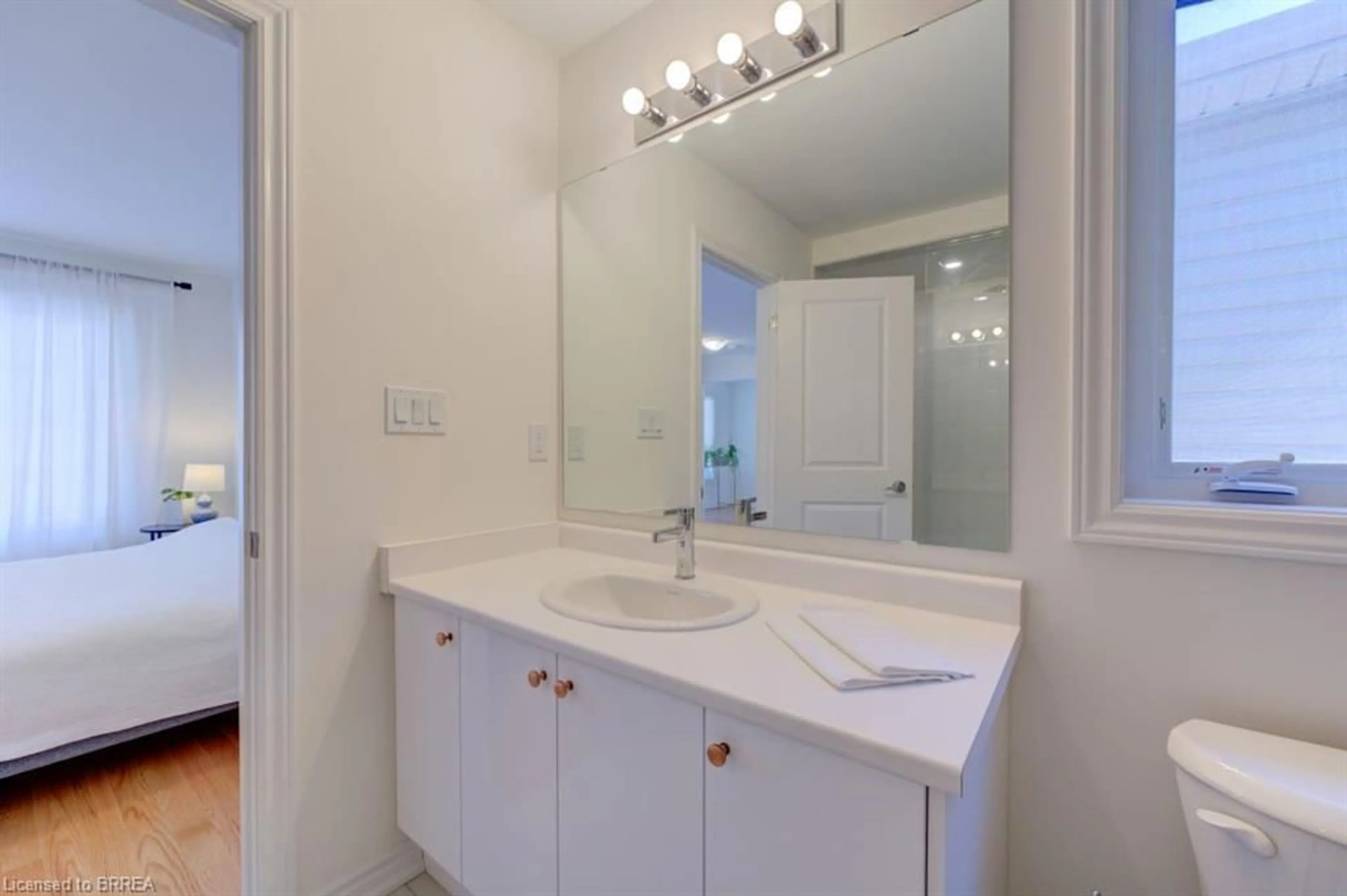 Standard bathroom, ceramic/tile floor for 88 Gilham Way, Paris Ontario N0E 1N0