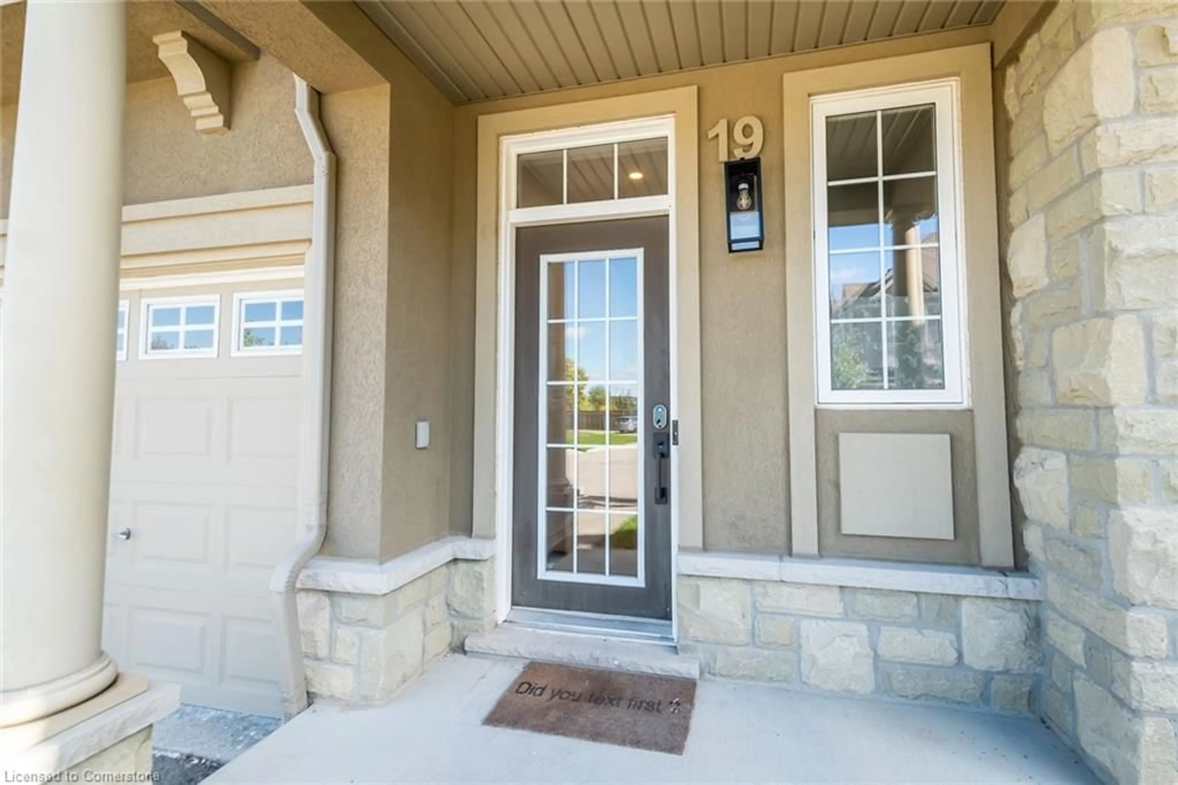 Indoor entryway for 370 Stonehenge Dr #19, Ancaster Ontario L9K 0H9