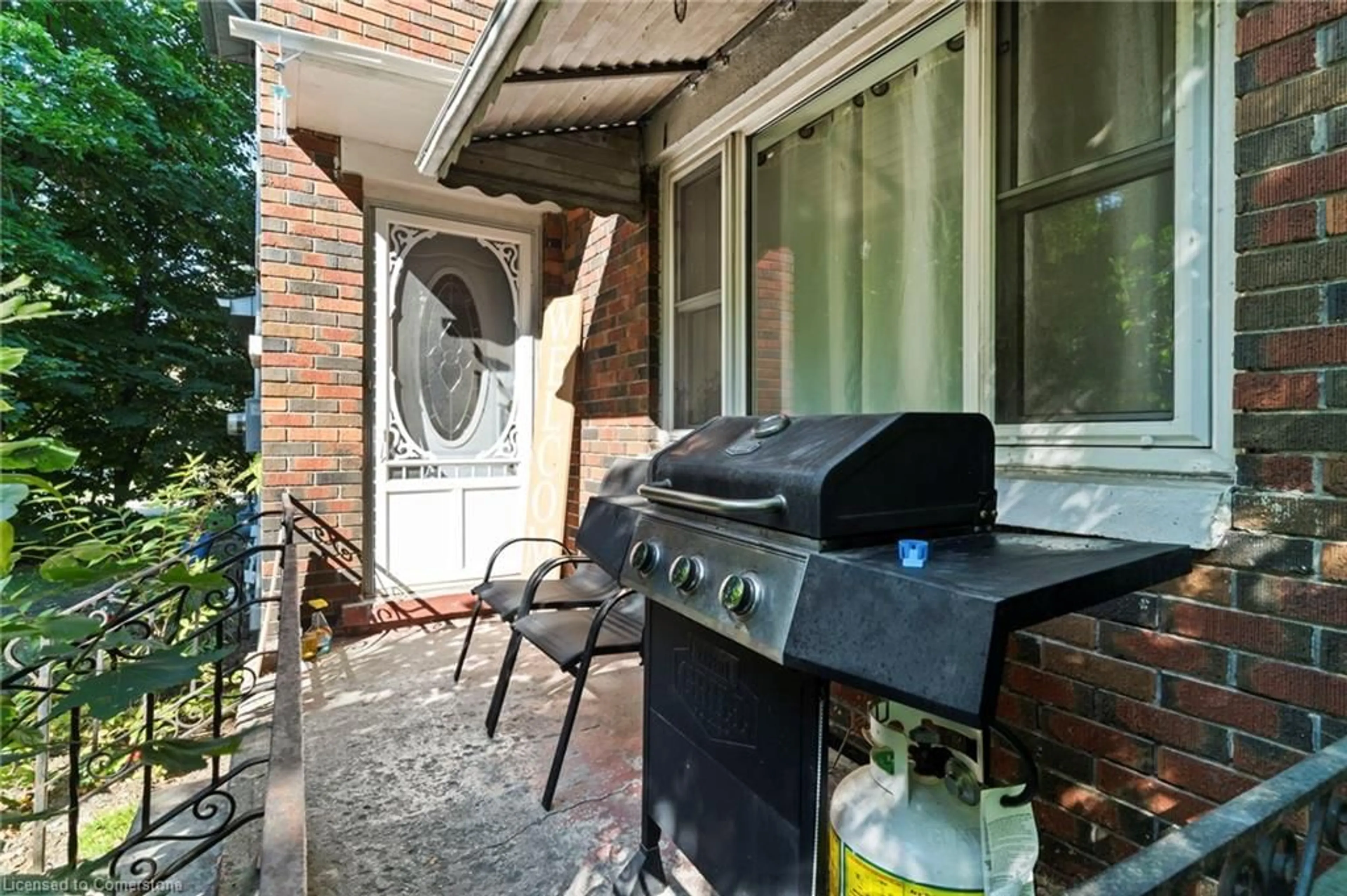 Patio, street for 121 Queen St, Mount Forest Ontario N0G 2L3