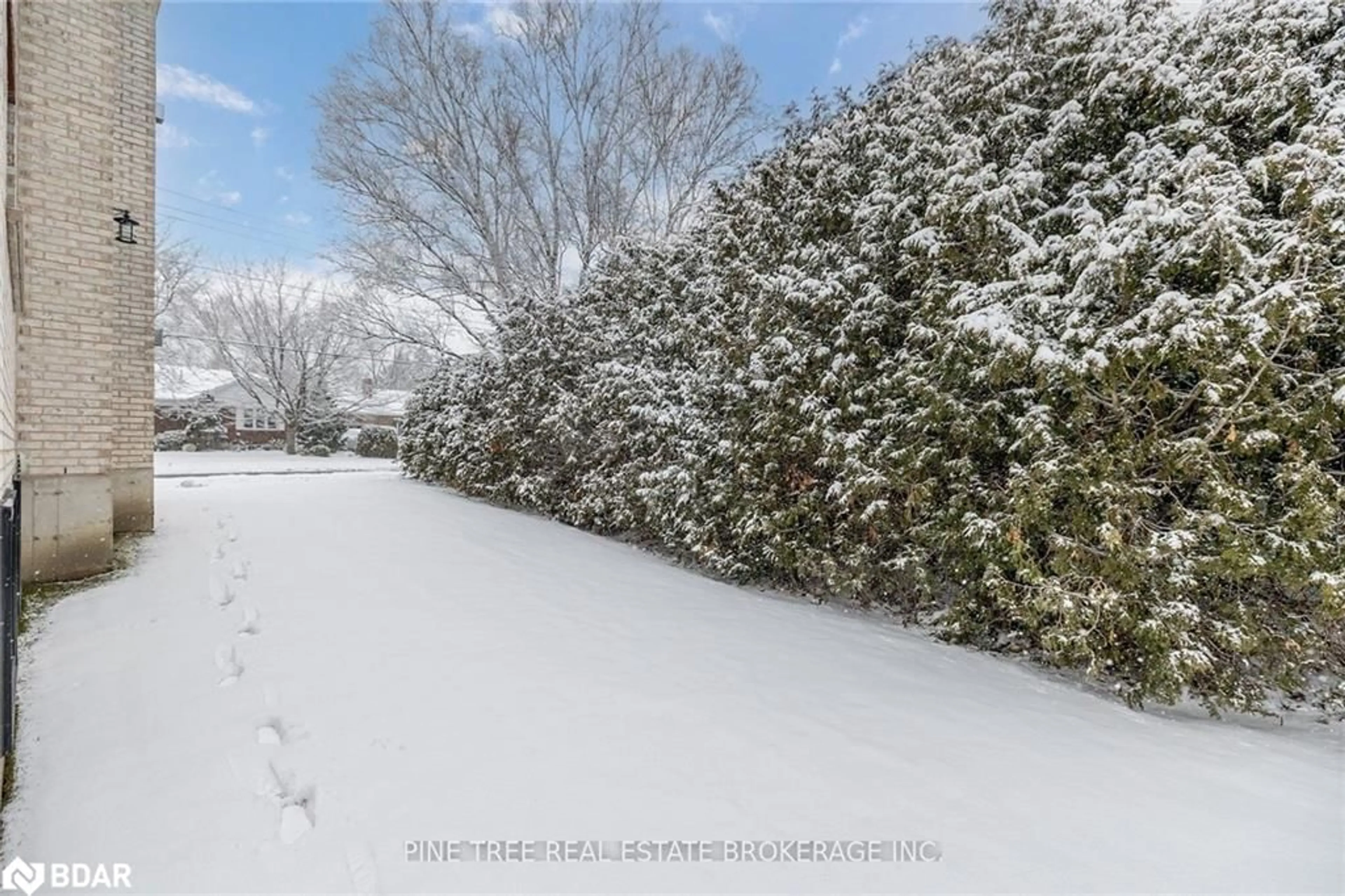 A pic from outside/outdoor area/front of a property/back of a property/a pic from drone, street for 271 Codrington Street St, Barrie Ontario L4M 1S7