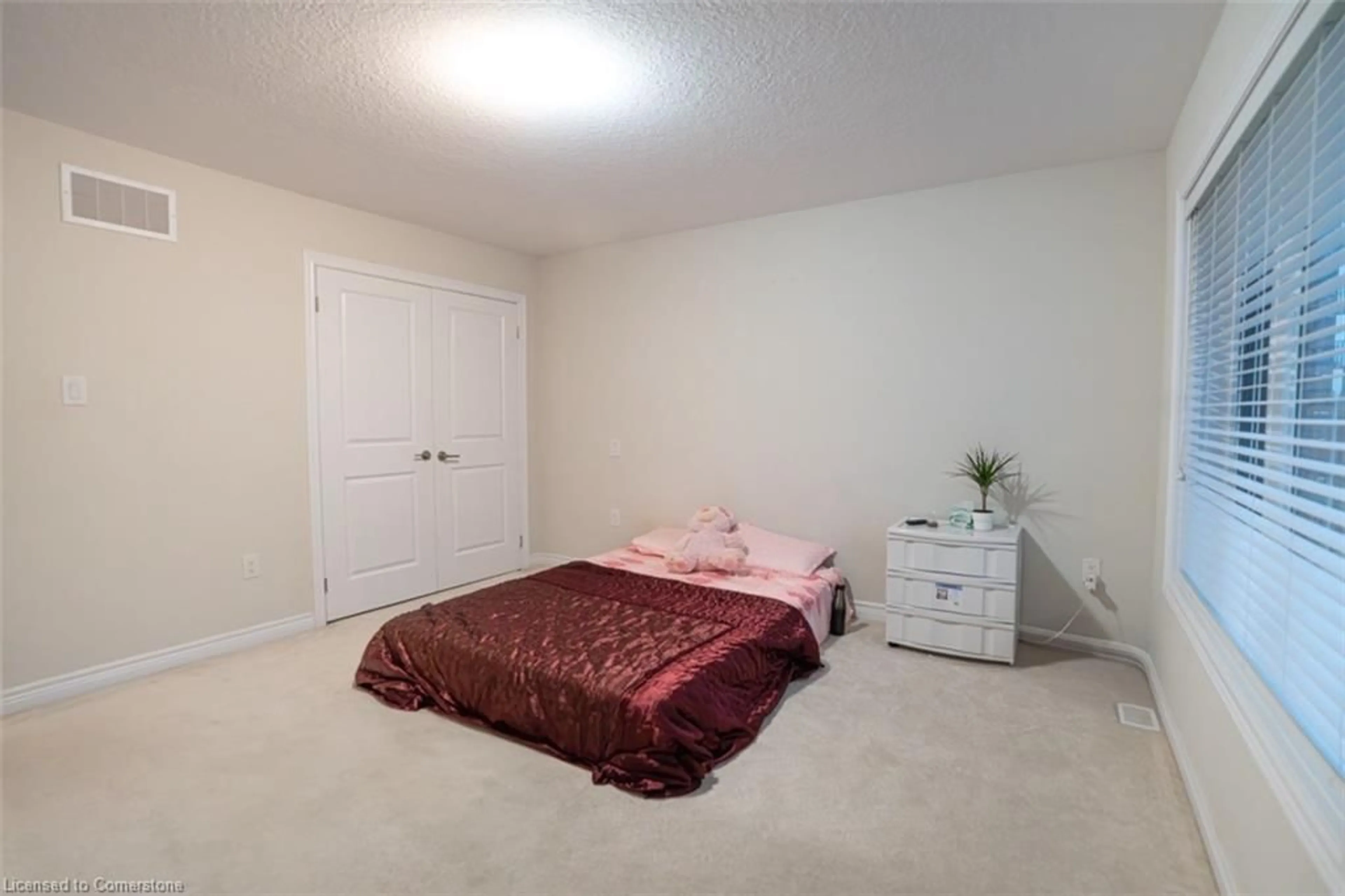 A pic of a room for 100 Hollywood Crt #45, Cambridge Ontario N1R 0C5