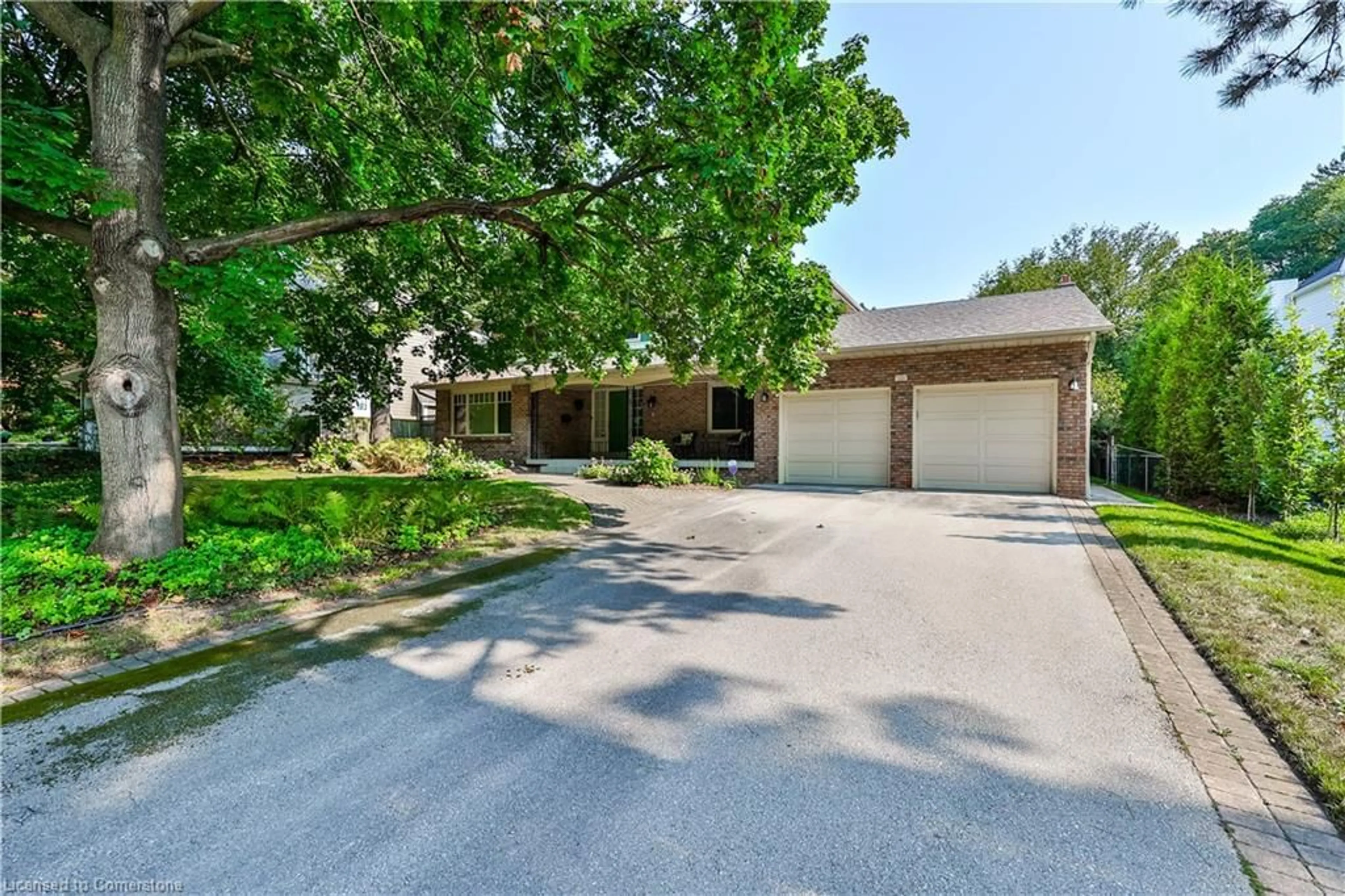 A pic from outside/outdoor area/front of a property/back of a property/a pic from drone, street for 335 Carey Crt, Oakville Ontario L6J 5V7