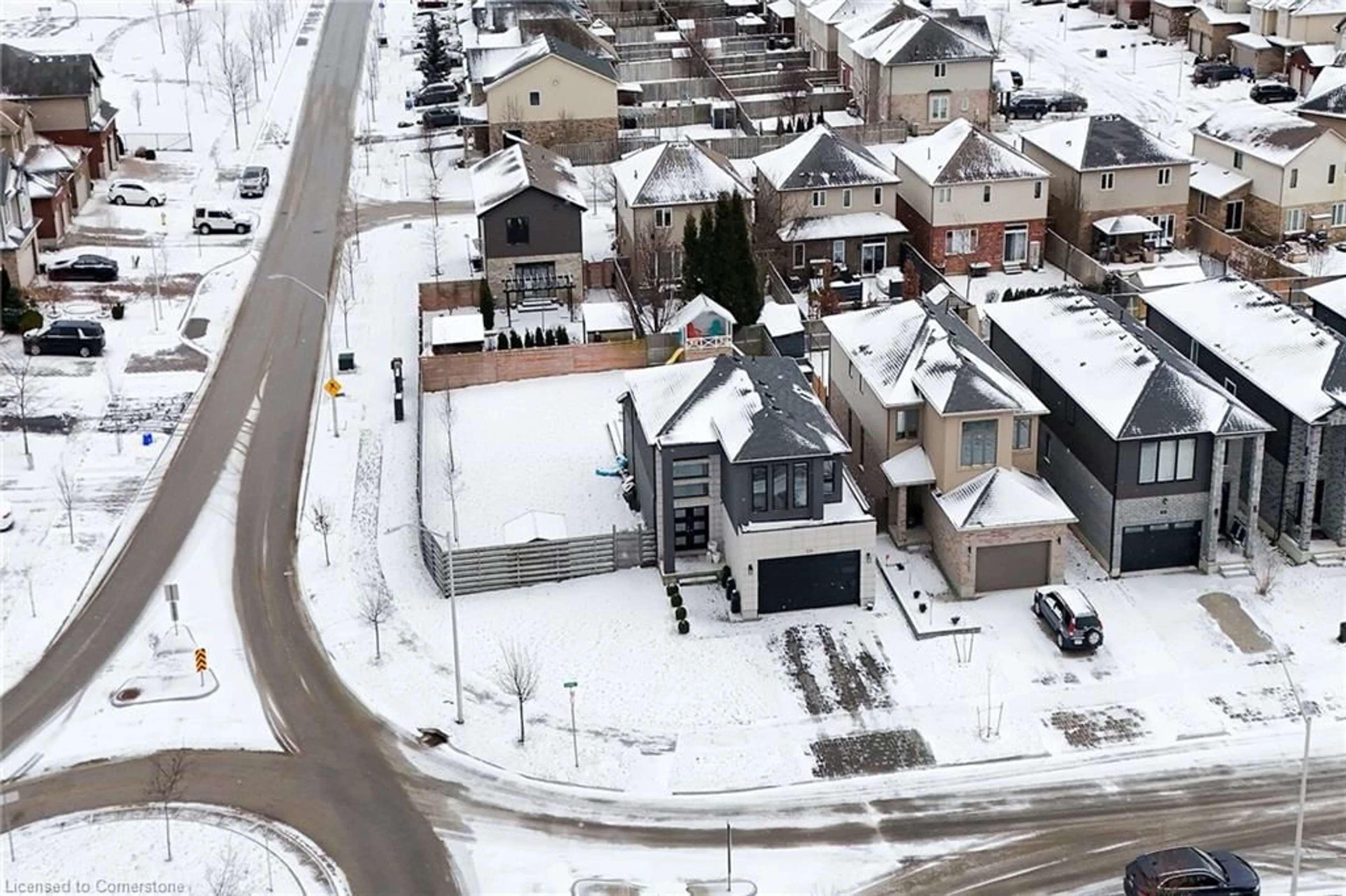 A pic from outside/outdoor area/front of a property/back of a property/a pic from drone, street for 535 Freeport Street St, London Ontario N6G 0R2