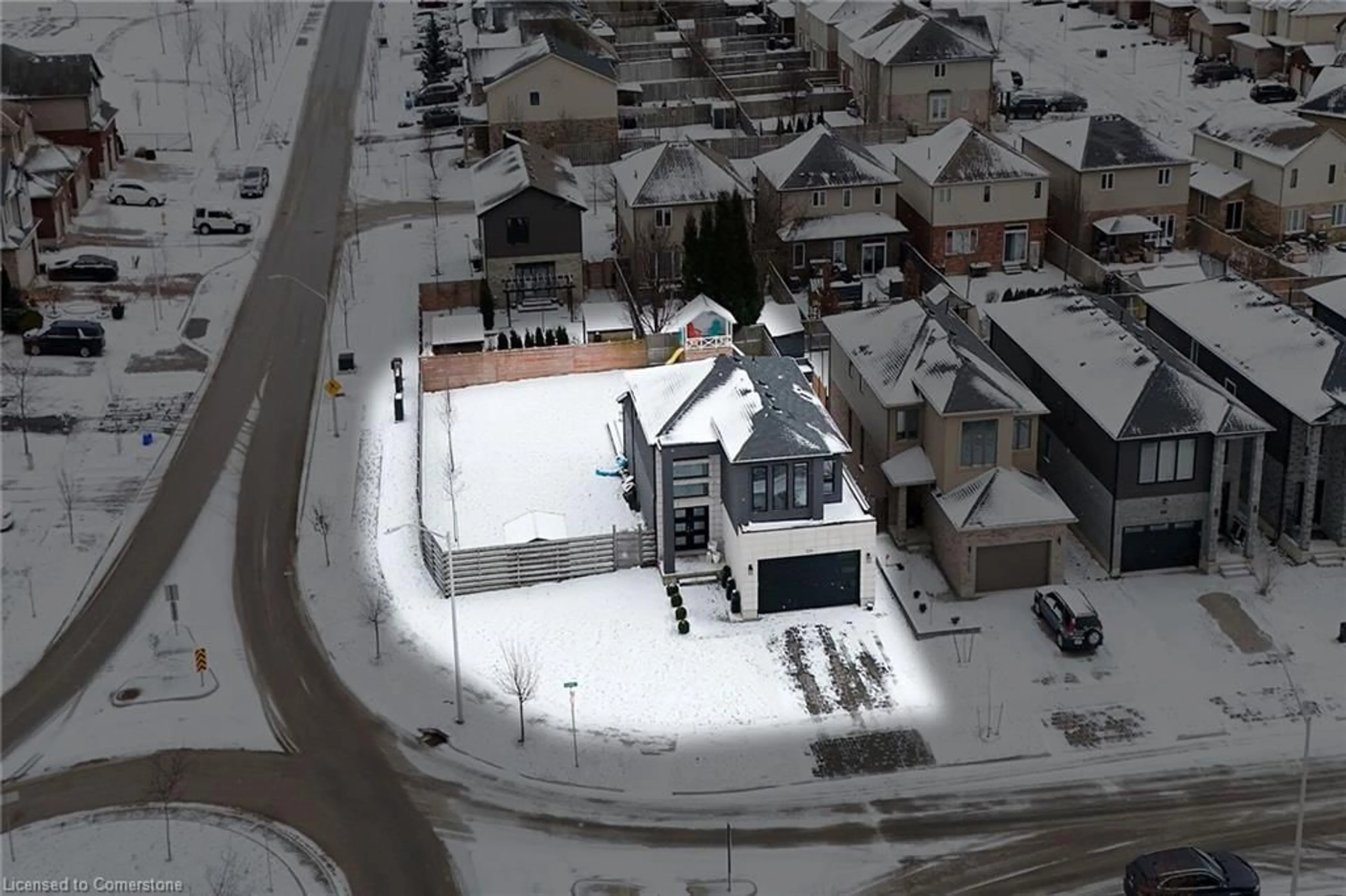 A pic from outside/outdoor area/front of a property/back of a property/a pic from drone, street for 535 Freeport Street St, London Ontario N6G 0R2