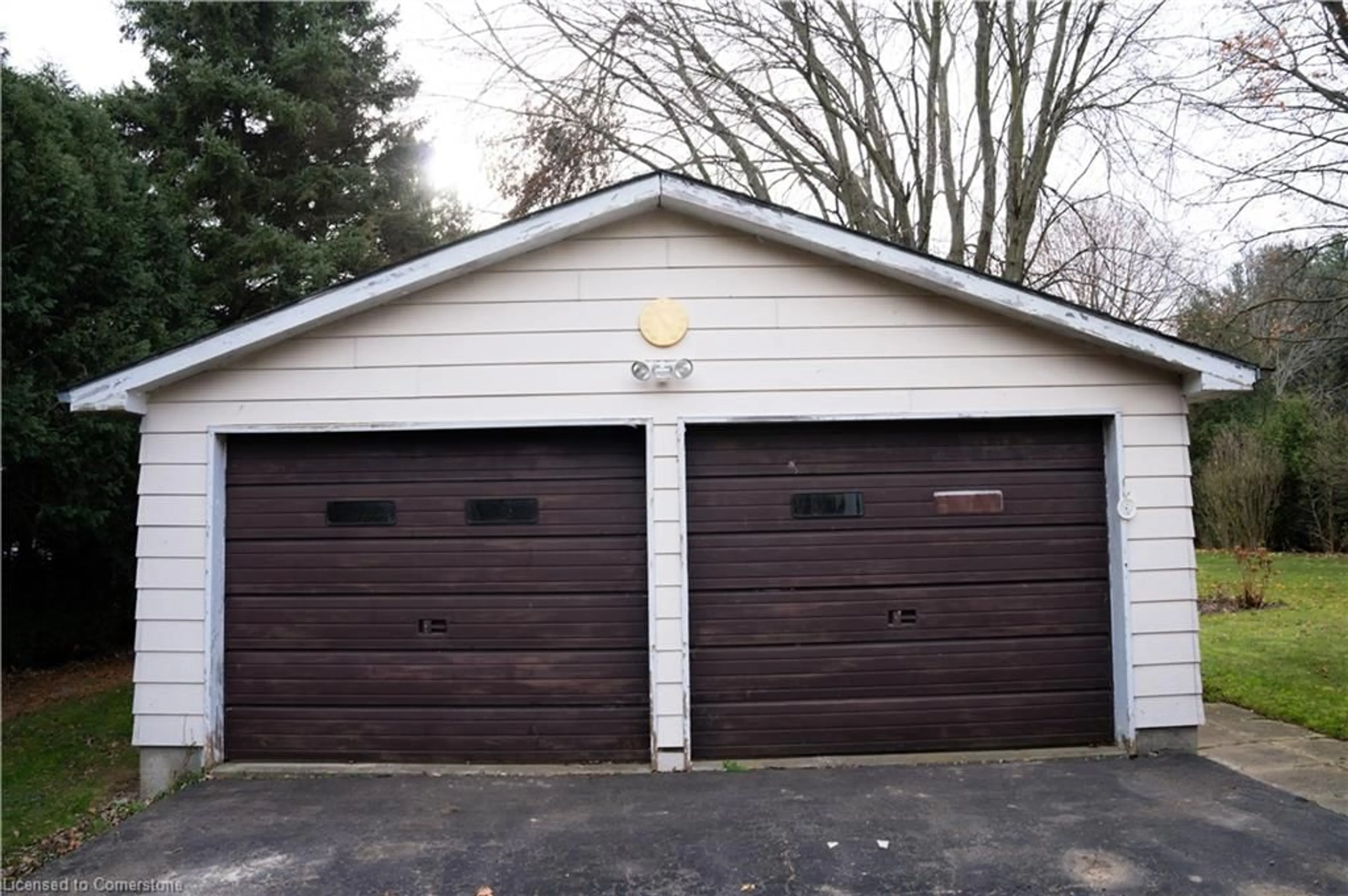 Indoor garage for 10 Thirteenth Street West, Simcoe Ontario N3Y 4K3