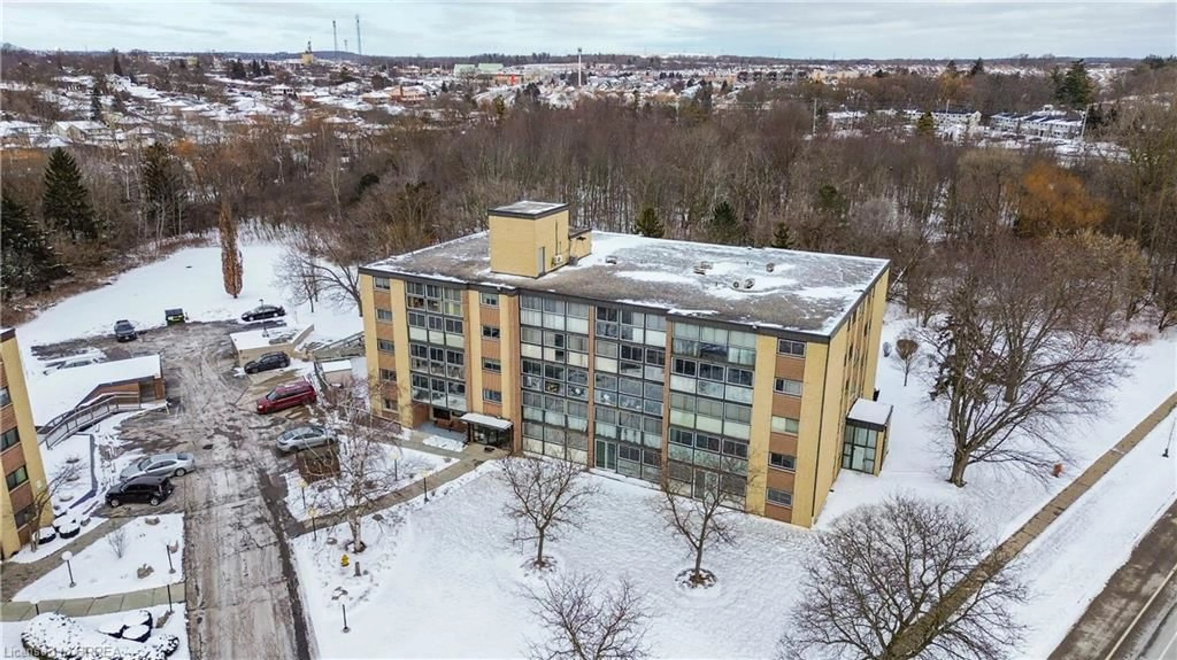 A pic from outside/outdoor area/front of a property/back of a property/a pic from drone, building for 400 Champlain Blvd #206, Cambridge Ontario N1R 7J6