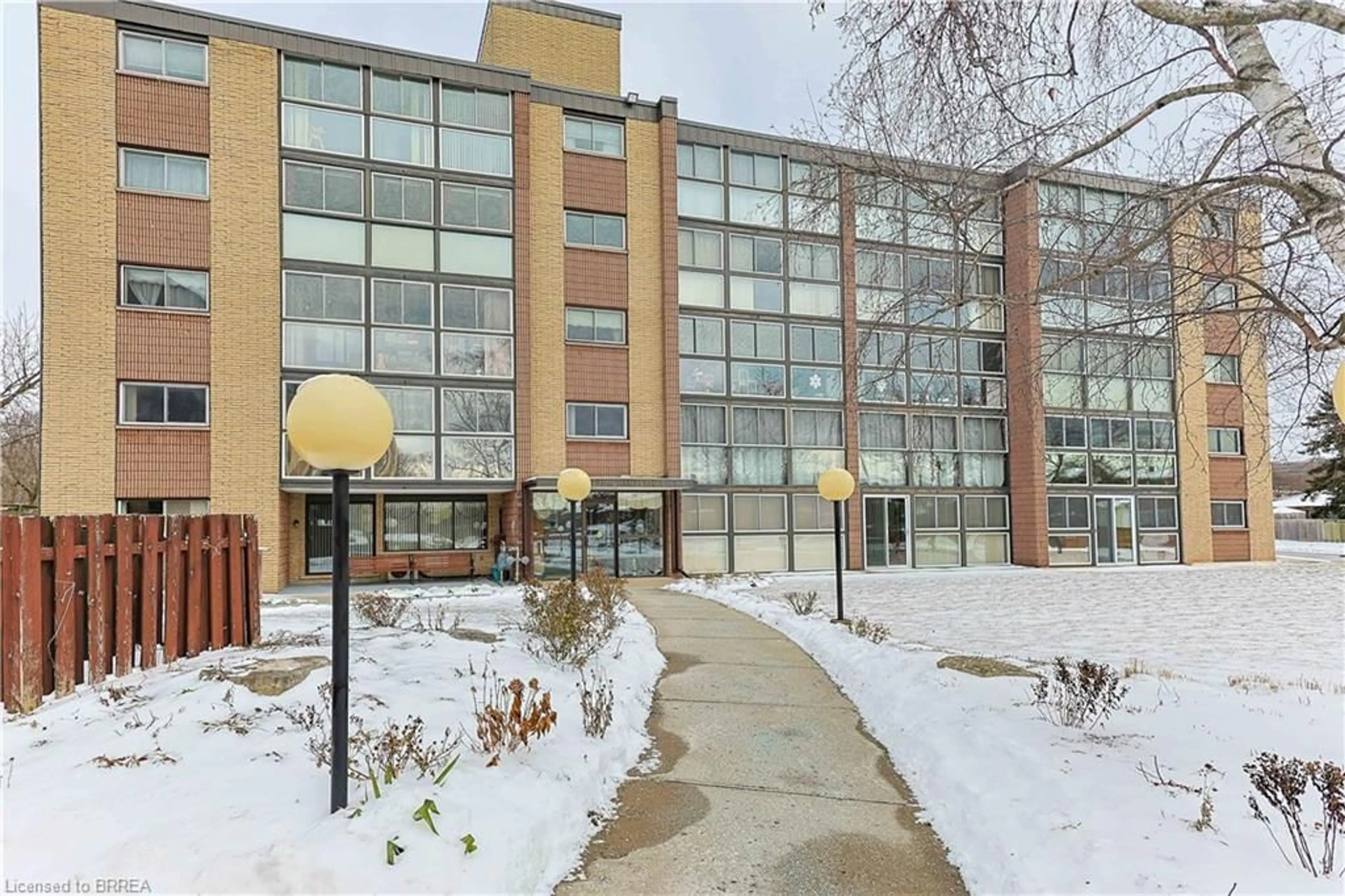 Indoor foyer for 400 Champlain Blvd #206, Cambridge Ontario N1R 7J6