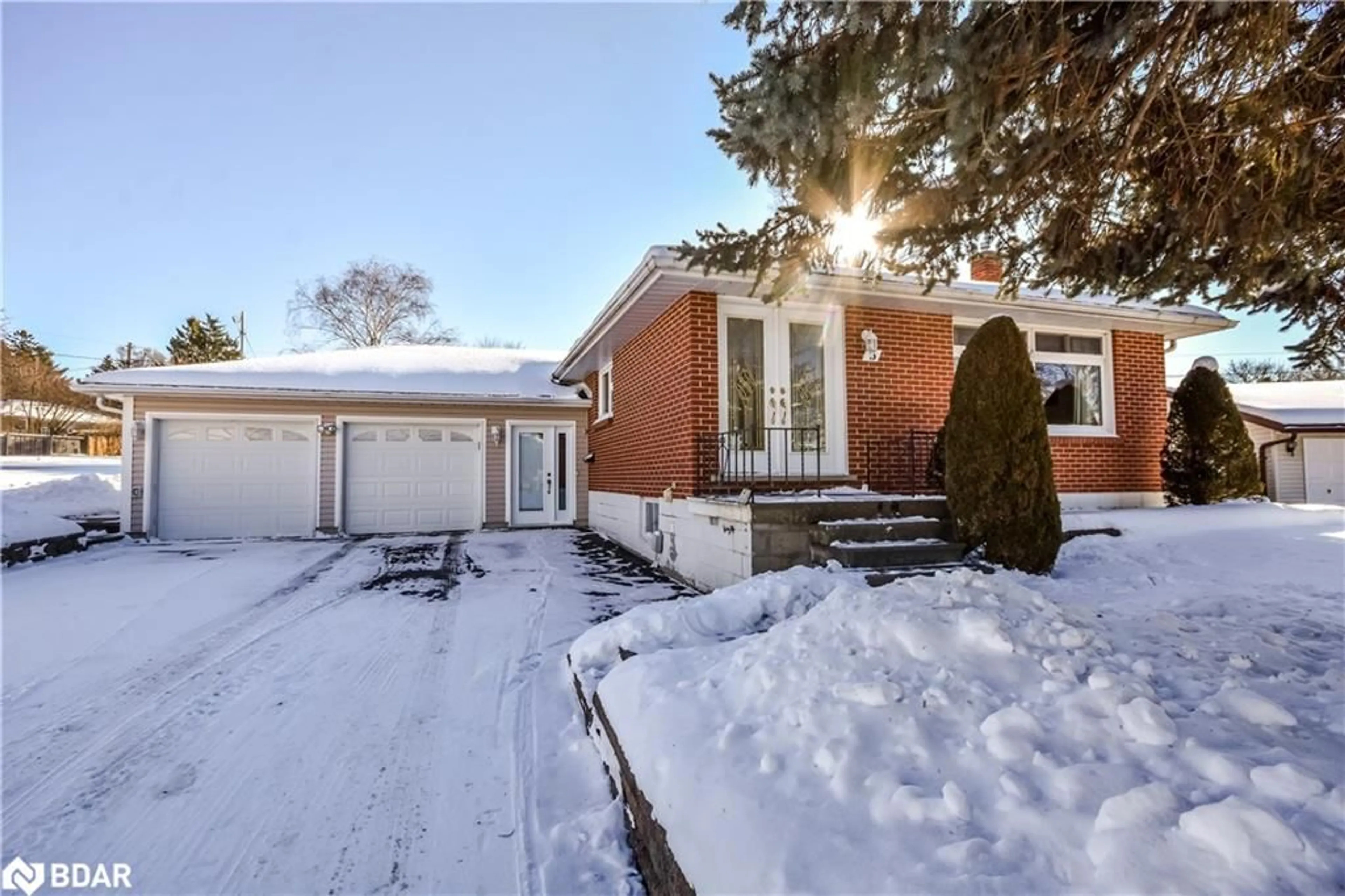 Home with brick exterior material, street for 5 Creswick Crt, Barrie Ontario L4M 2J7