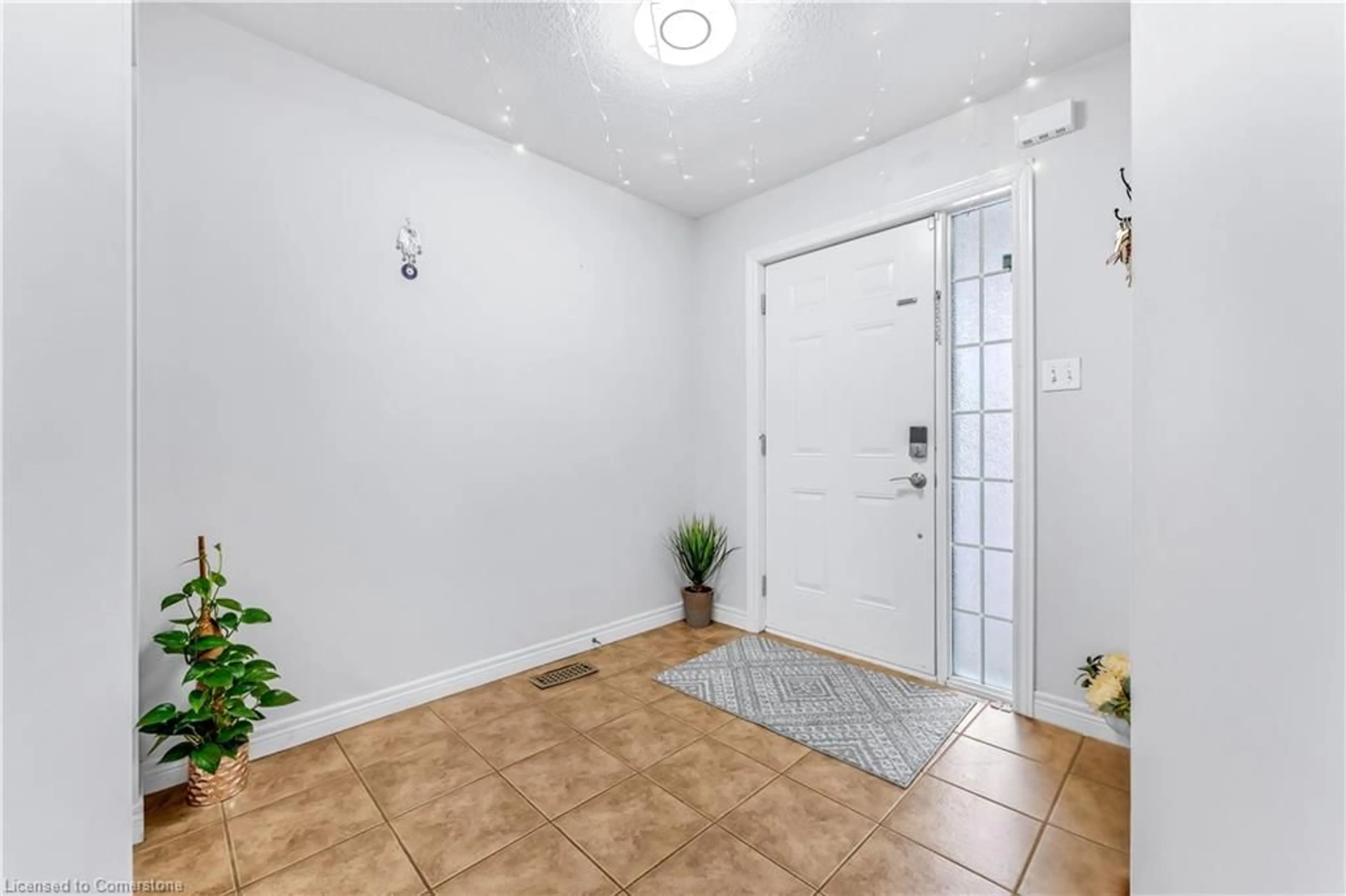 Indoor entryway for 369 Thomas Slee Dr, Kitchener Ontario N2P 2X5