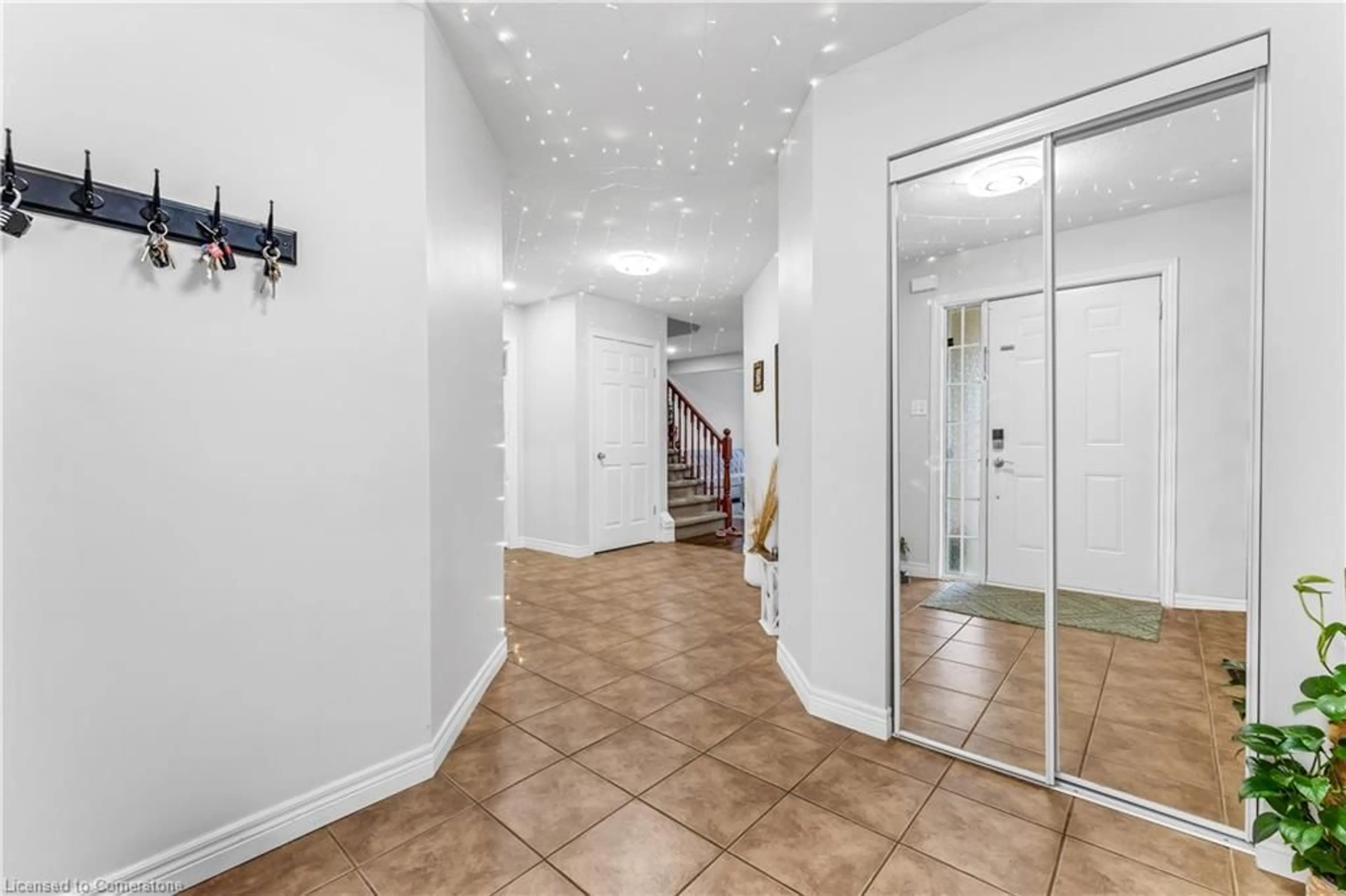 Indoor foyer for 369 Thomas Slee Dr, Kitchener Ontario N2P 2X5